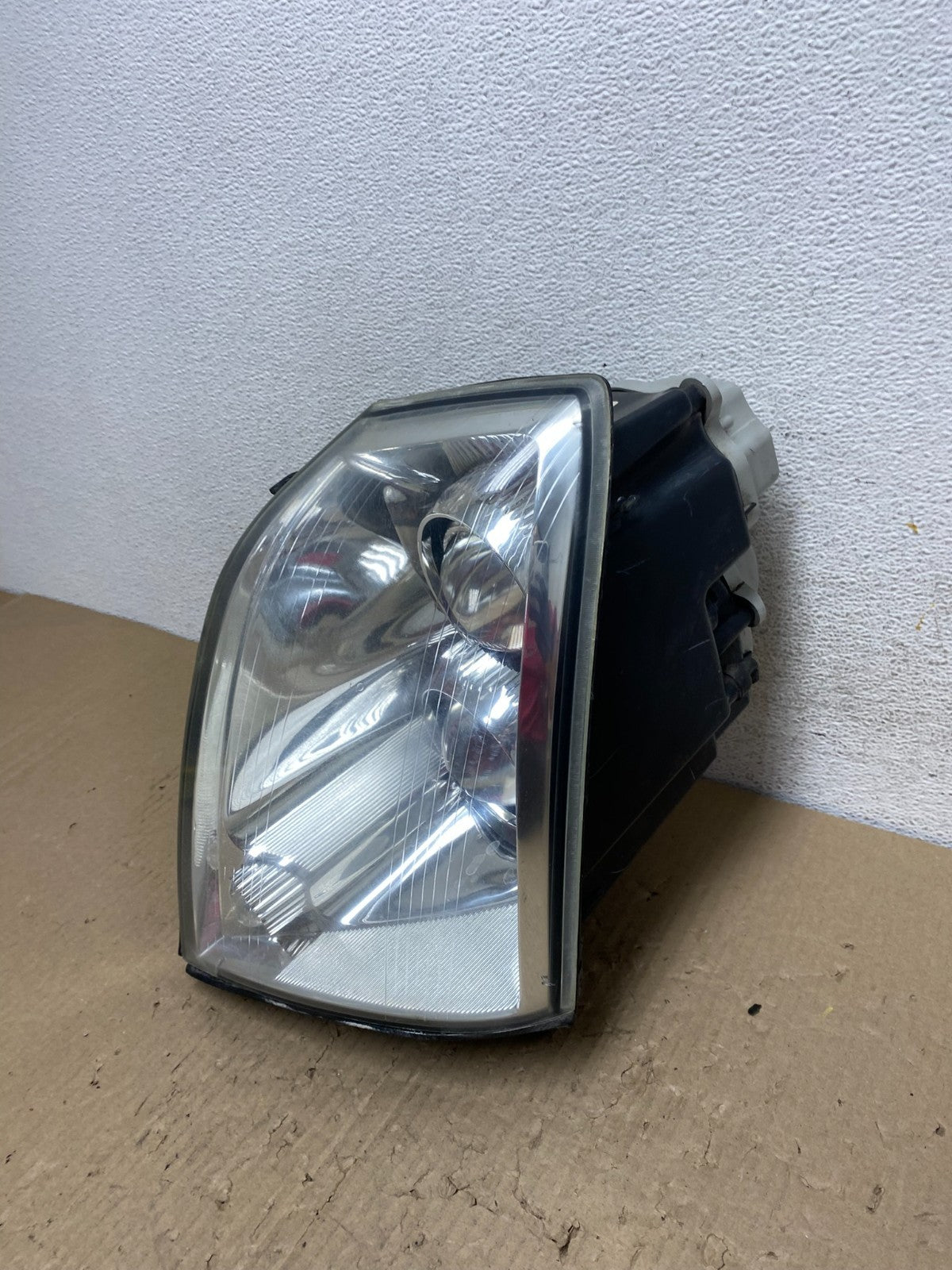2005 to 2011 Cadillac STS Left Driver LH Side Xenon Headlight AE9804 DW1