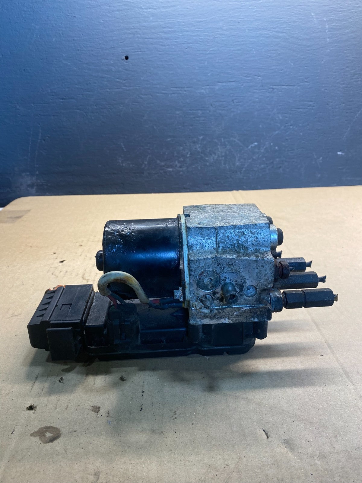 1999 to 2000 Ford F250 F350 SRW ABS Pump Control OEM 2c342c346be ac0941 DG2