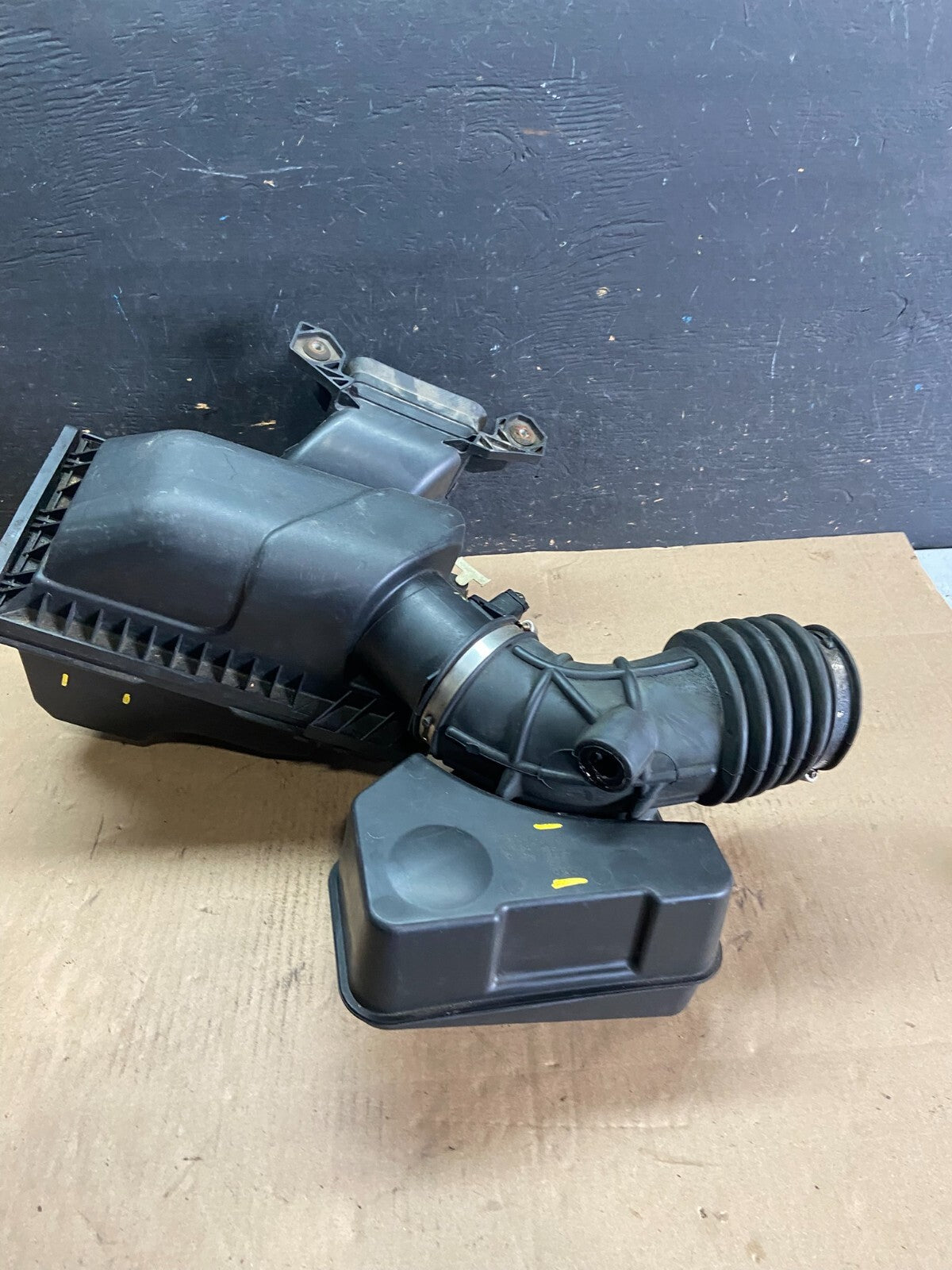 2007 to 2010 Lincoln MKX 3.7L Air Cleaner Box Resonator OEM O0857 DG3