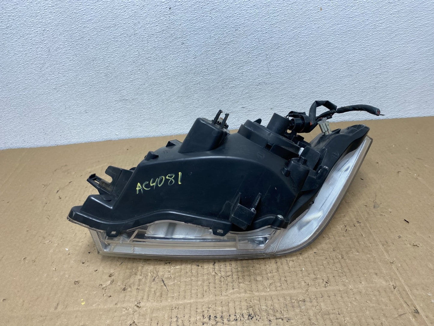 2008 to 2012 Nissan Pathfinder Halogen Headlight Right Passenger AC4081 DW7