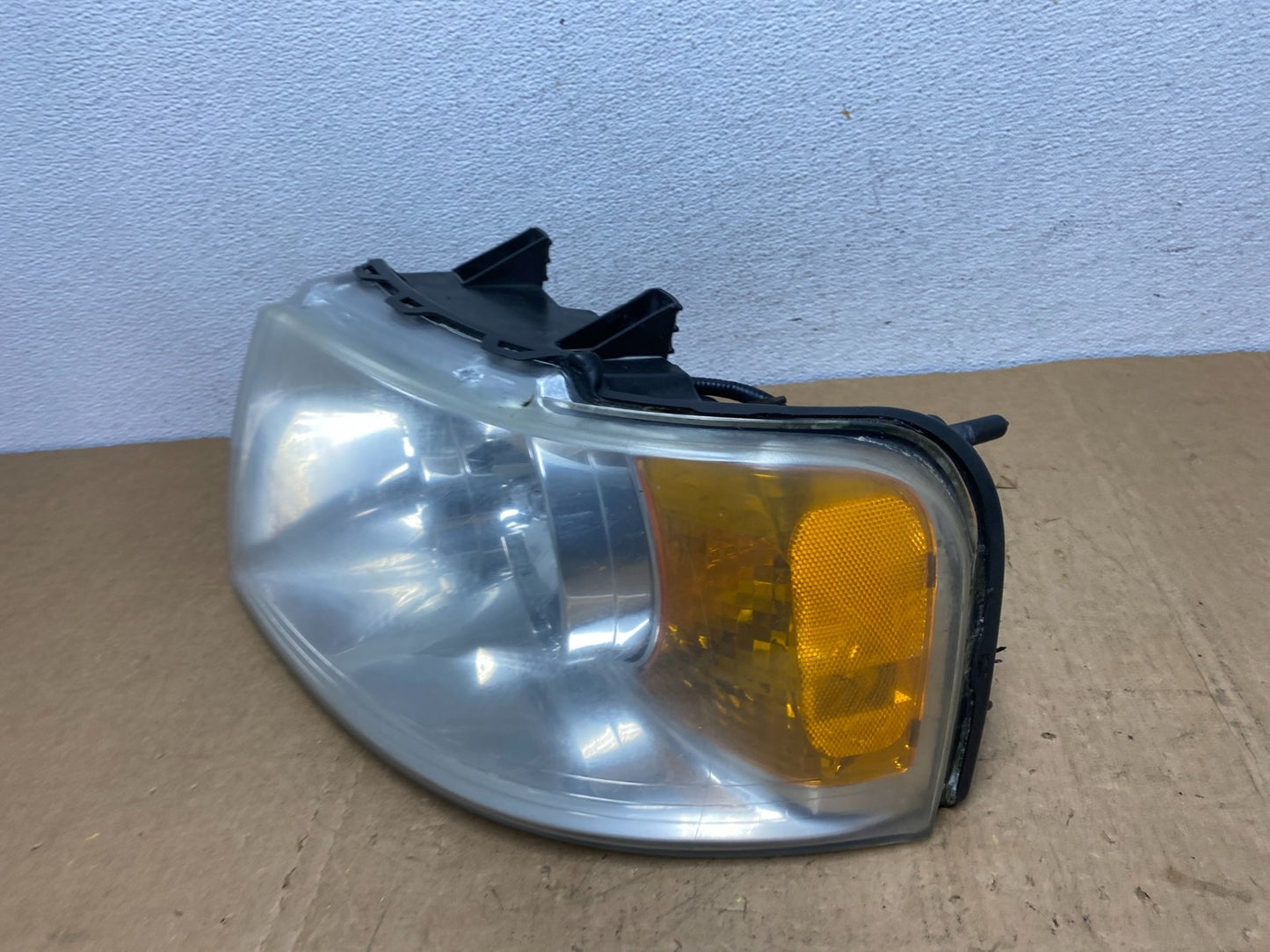 2003 - 2006 Ford Expedition Left Driver LH Side Headlight Halogen AD1315 DW1