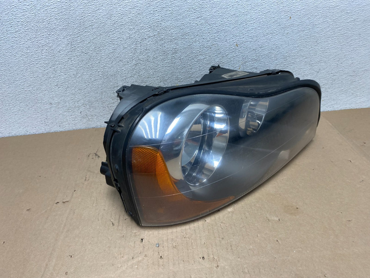 2003 to 2013 Volvo XC90 Right Passenger Rh Side Headlight Halogen AG6686 DW2