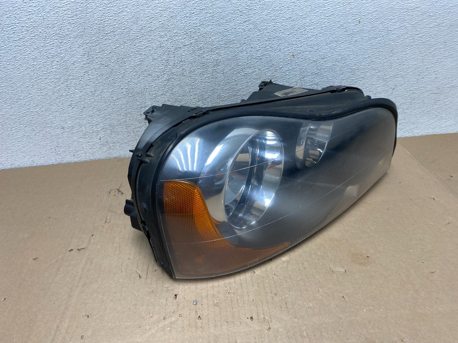 2003 to 2013 Volvo XC90 Right Passenger Rh Side Headlight Halogen AG6686 DW2