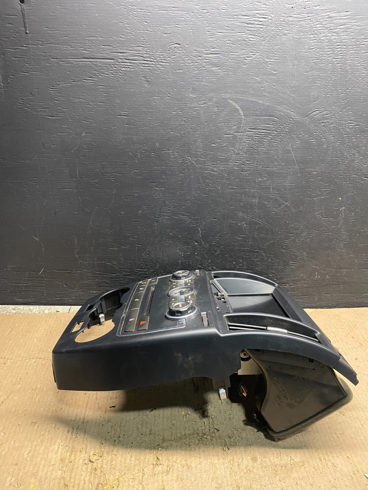 2006 - 2010 Land Rover LR2 Center Dash Screen Display Radio Clock  F1330 DG1 Oem2