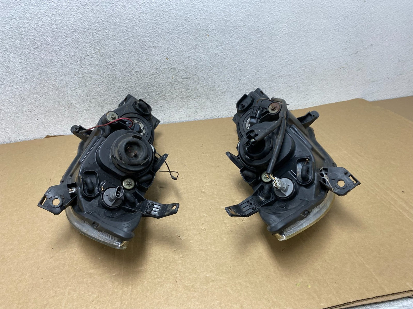 2004 to 2009 Mazda 3 Sedan Left+Right Side Halogen Headlights AF7319 DW13