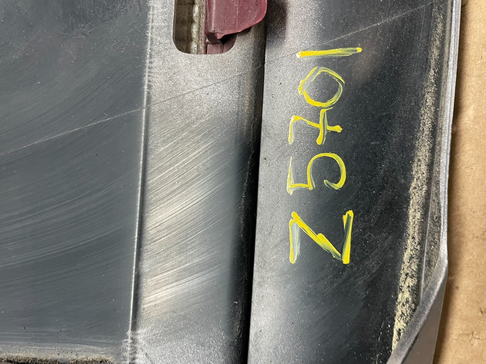 2000-2002 Saturn SL2 Sedan Center Tail Light Lid Trunk Rear Panel  Z5701 DG10