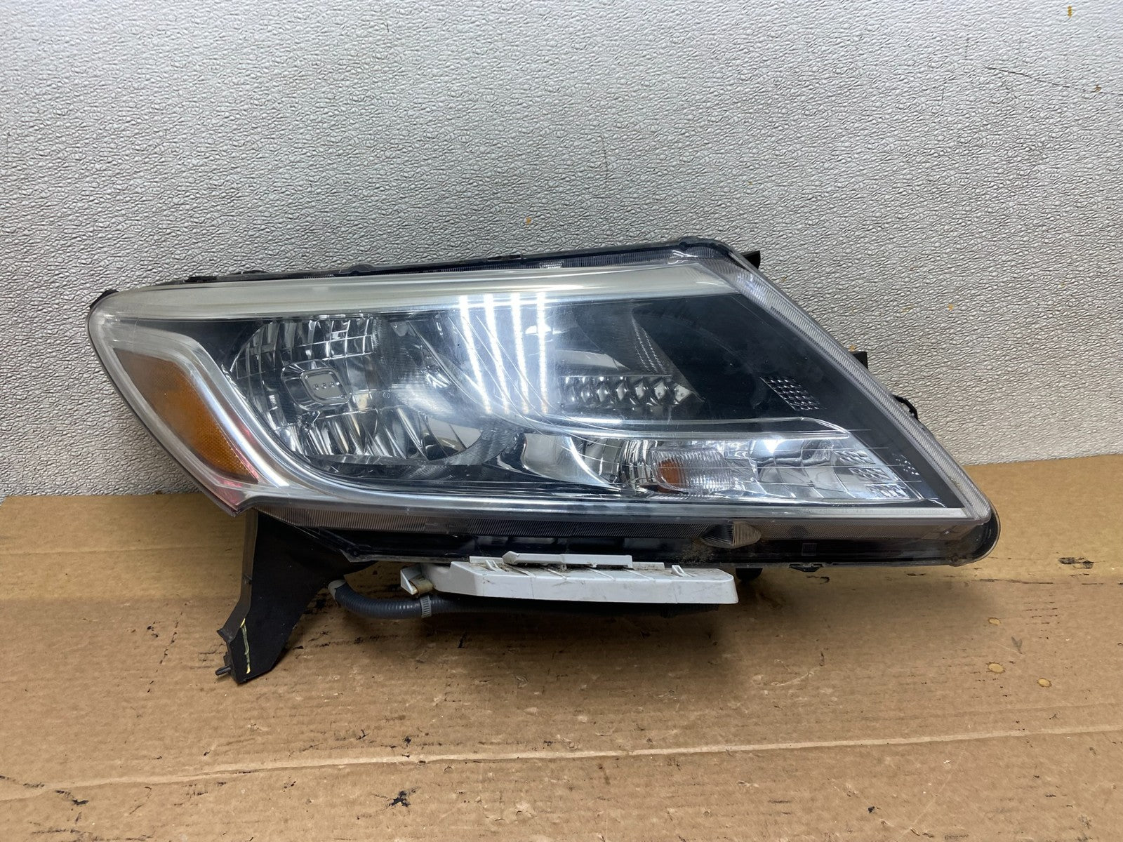 2013 to 2016 Nissan Pathfinder Right Passenger RH Side Headlight OEM AB5270 DW0