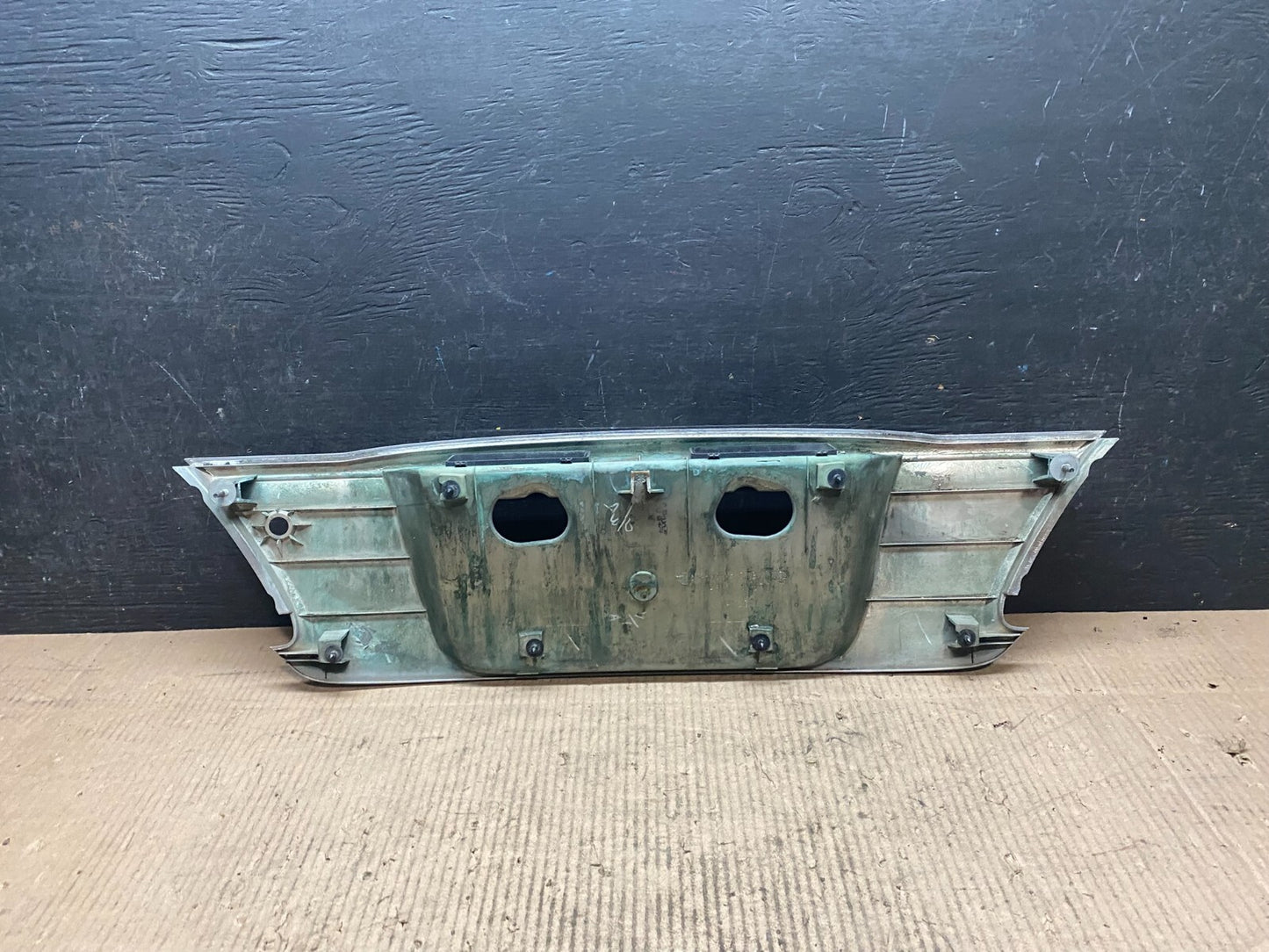 2000 2001 Infiniti I30 Rear Trunk Deck Lid Finish Panel License Plate Trim J73018