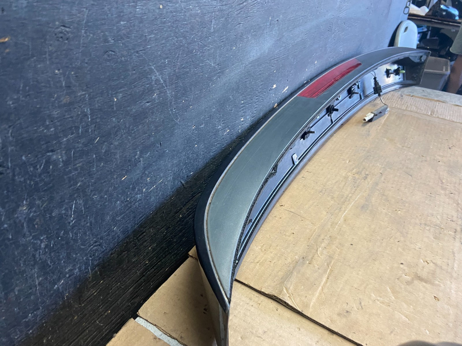 2007 to 2009 AUDI Q7 Rear Tailgate Spoiler W/ 3RD Third Brake Light OEM R0252 DG8