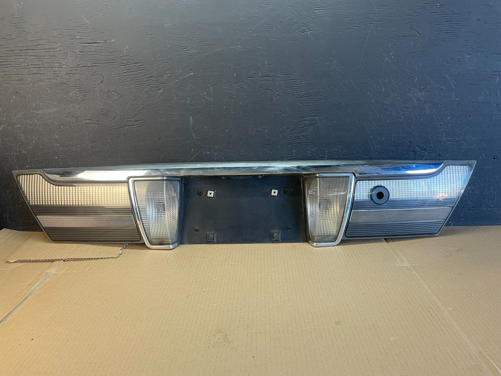 2006 to 2011 Mercury Grand Marquis Trunk Lid Center Tail Light AE3485 DG0