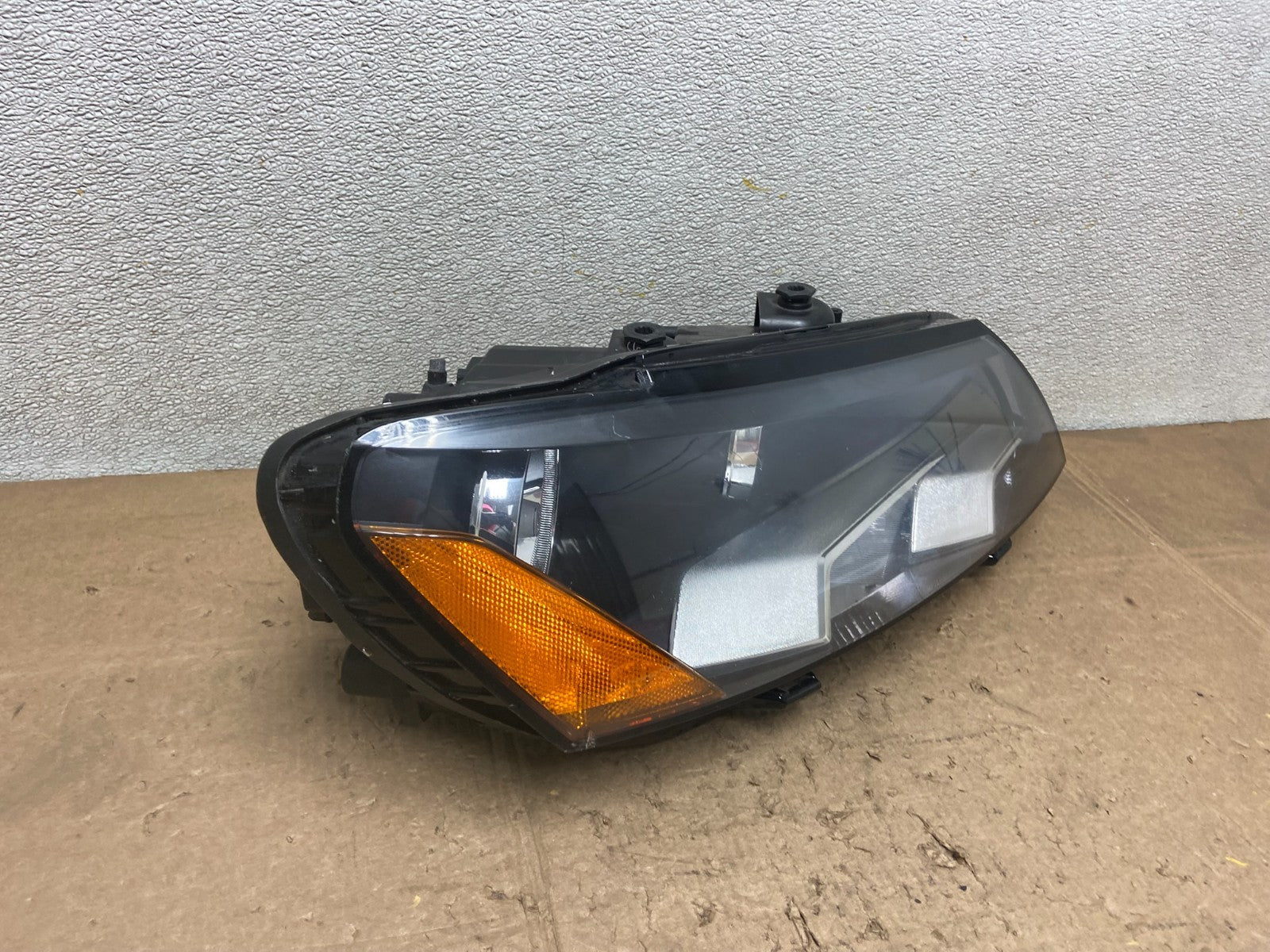 2012-2015 Volkswagen Passat Right Passenger RH  Halogen Headlight OEM Y8320 DW2