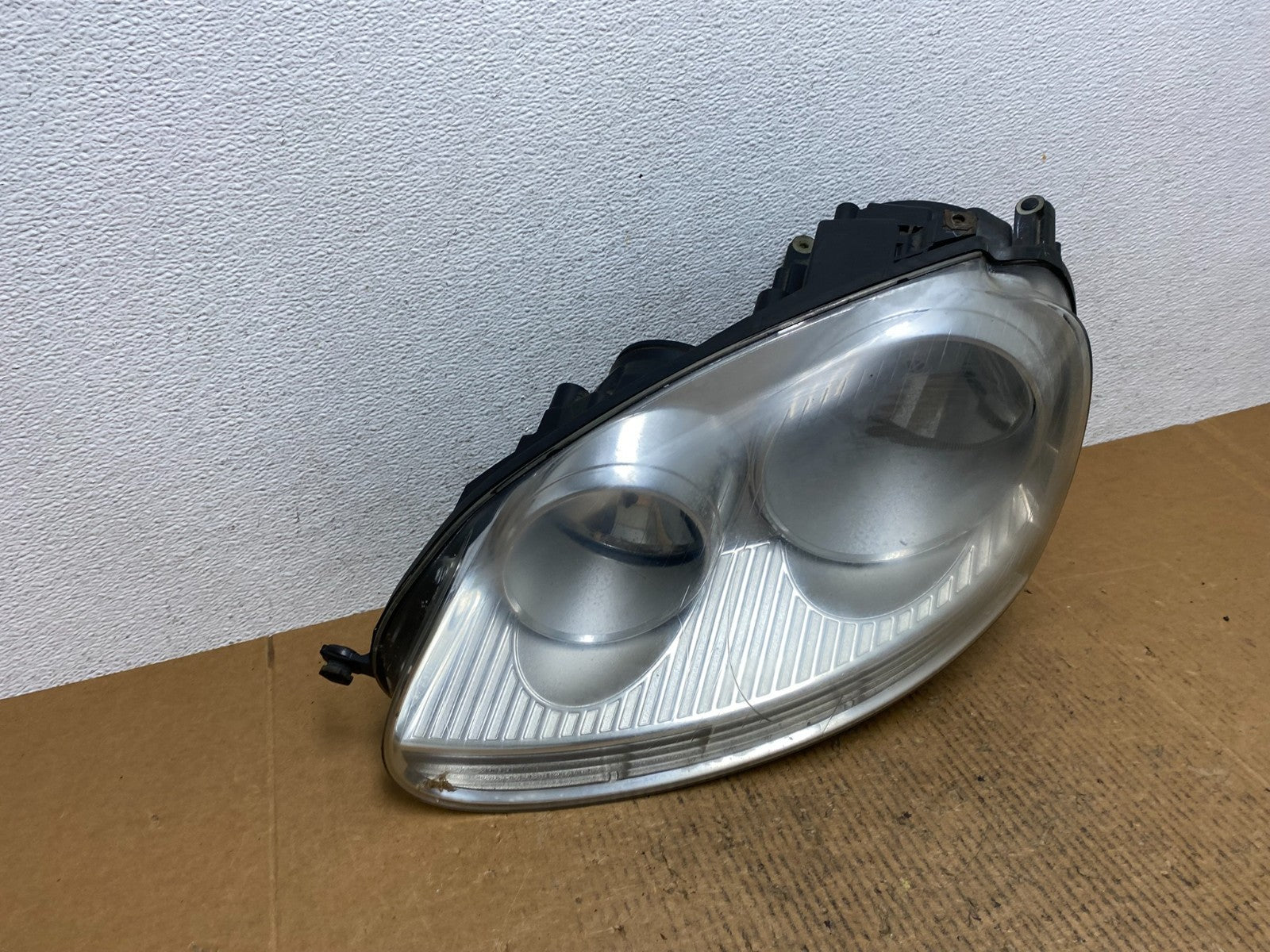 2005 to 2010 Volkswagen Jetta Left Driver LH Side Headlight Halogen AE1382 DW2