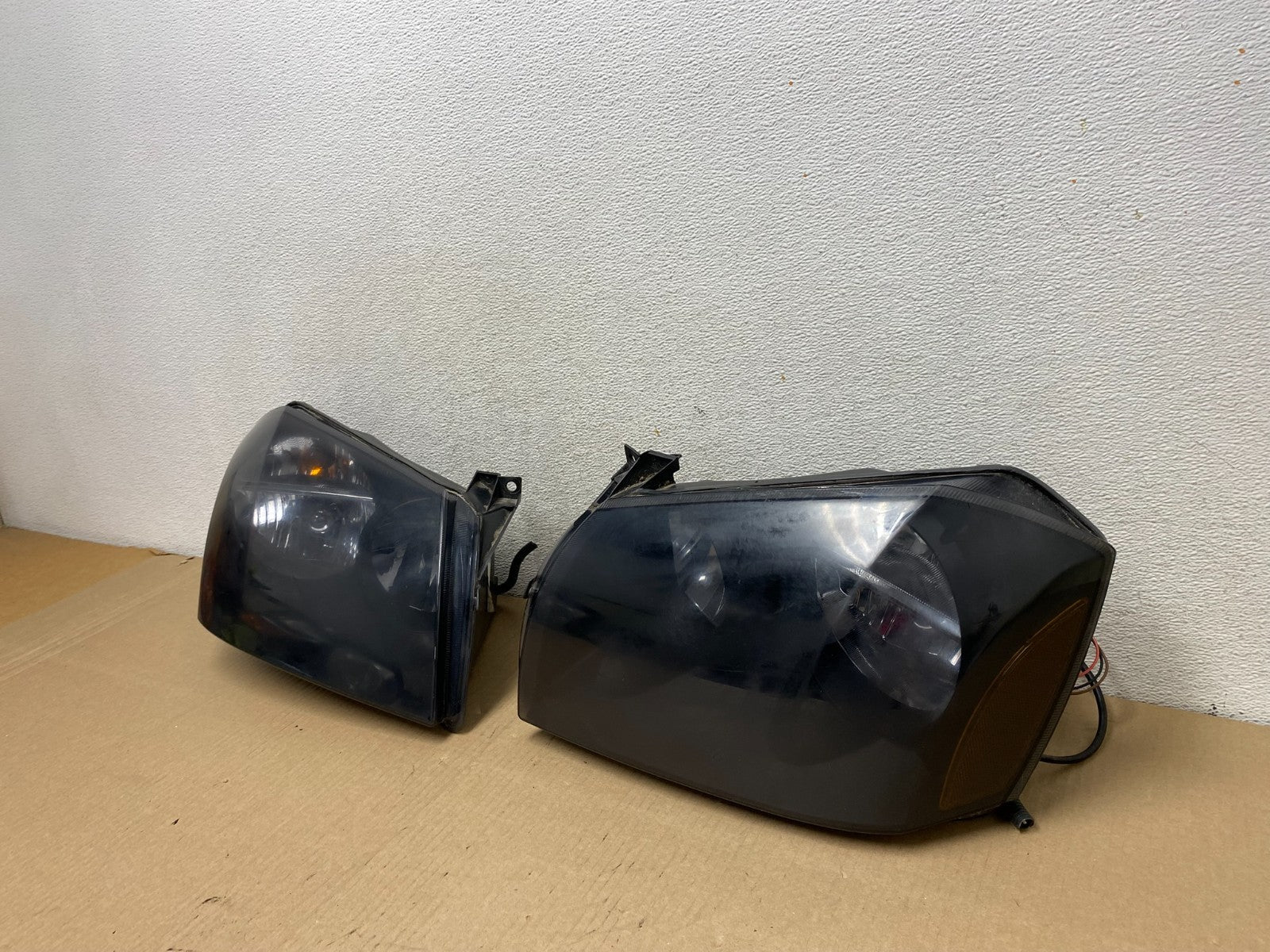 2005 2006 2007 Dodge Magnum Left+Right Side Headlights AG7904 DW1