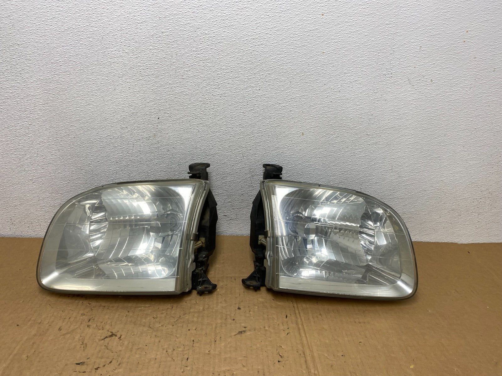 2001-2004 Toyota Sequoia Left+Right Side Halogen Headlights AC7717 DW0