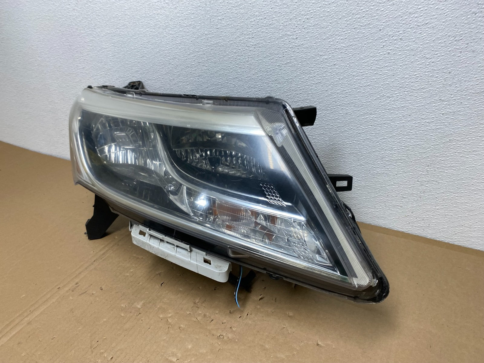 2013 to 2016 Nissan Pathfinder Right Passenger RH Side Headlight OEM AB6844 DW1