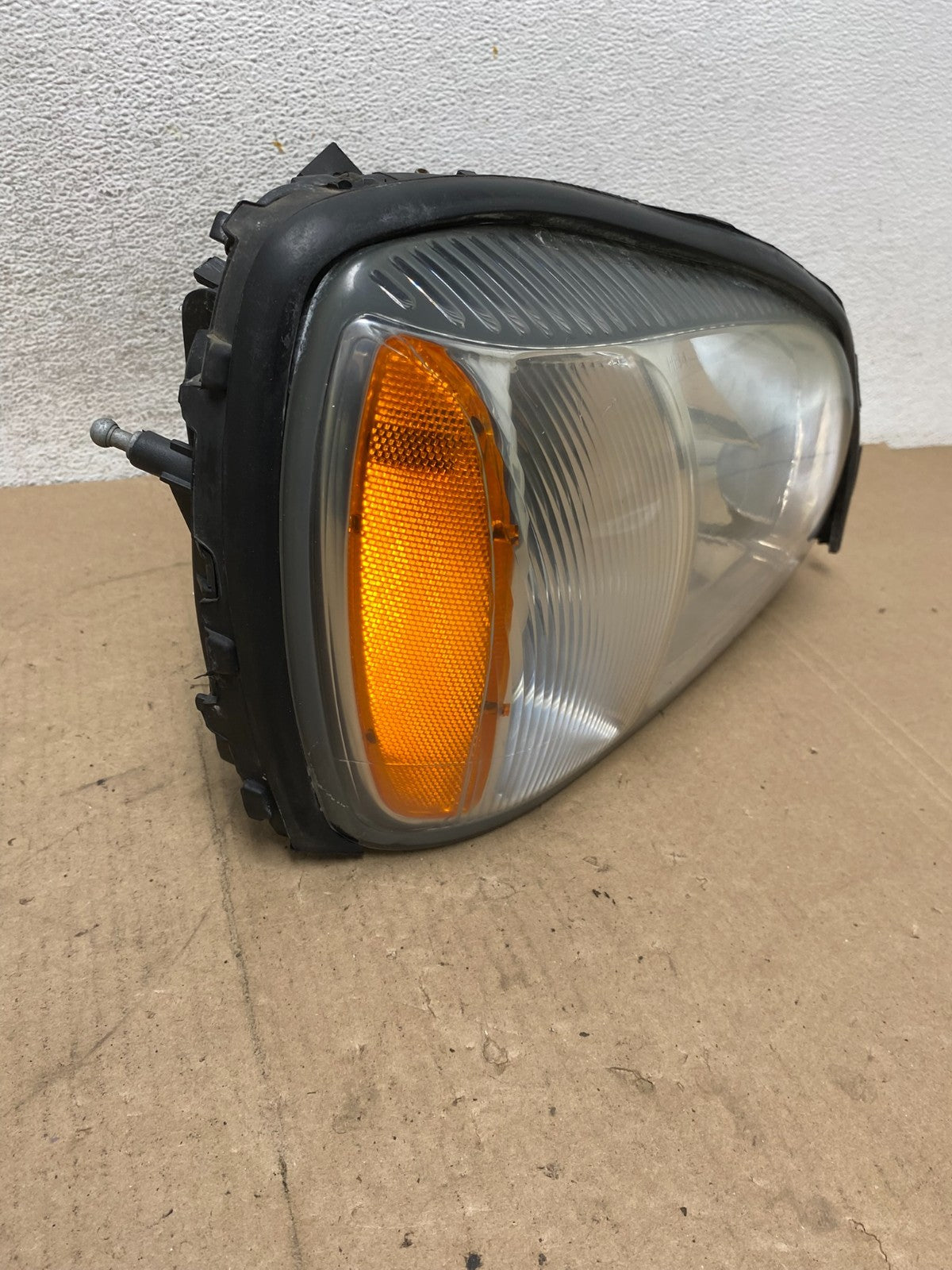 2000 to 2005 Cadillac Deville Right Passenger RH Side Headlight AG4699 DW1