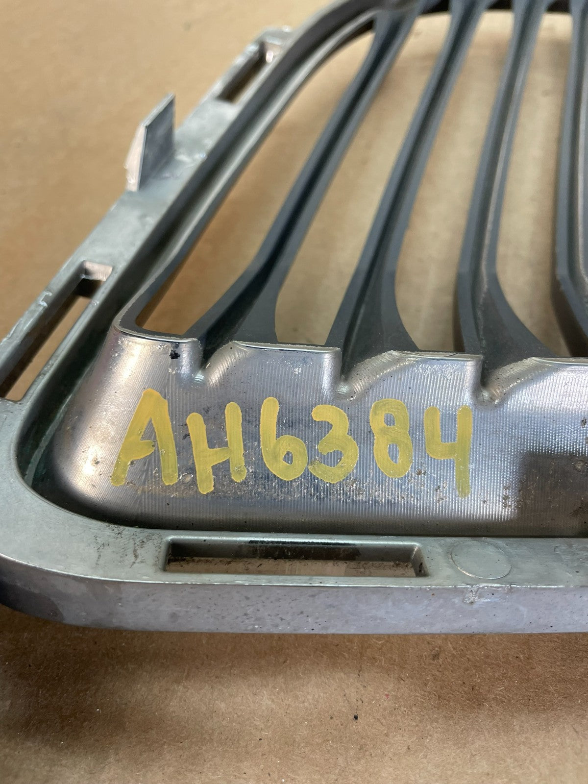 2013 to 2016 Lincoln MKT Right Passenger Side Grille Grill ah6384 DG5