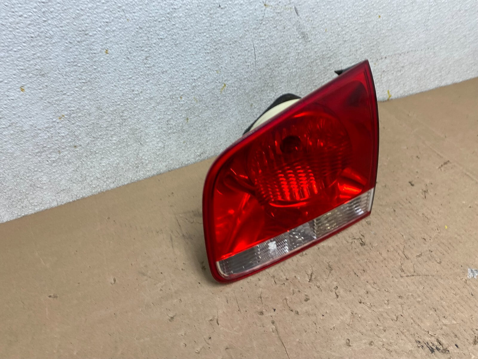 2004-2007 Volkswagen Touareg Right Passenger Rh Inner Tail Light M2211 DW2