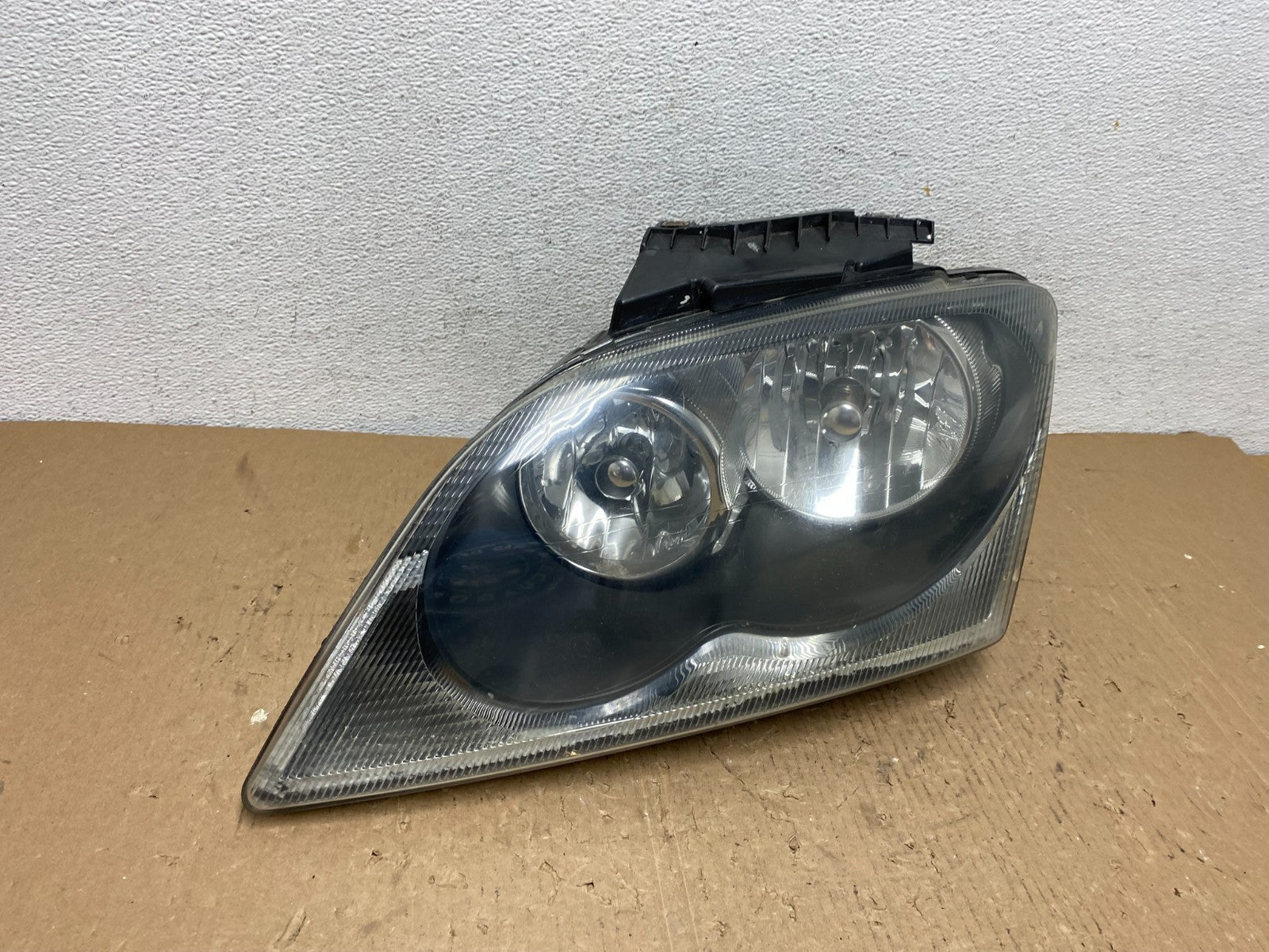 2004 to 2006 Chrysler Pacifica Headlight Left Driver LH Halogen AD8762 DW2