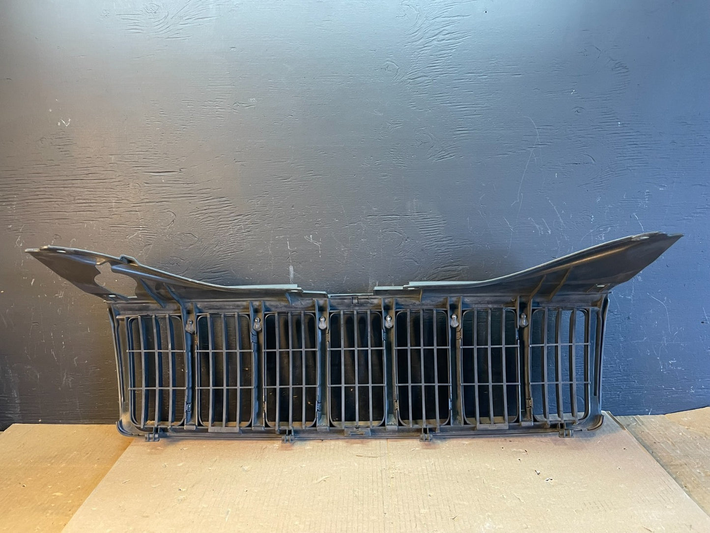 2005 2006 2007 Jeep Grand Cherokee Front Upper Grill Grille AB78775
