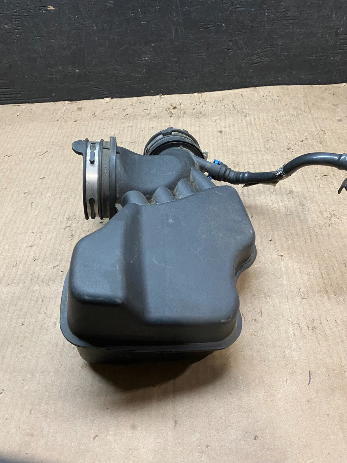 2020 to 2022 Ford Explorer OEM Air Right Intake Cleaner Inlet OEM j0666 DG12