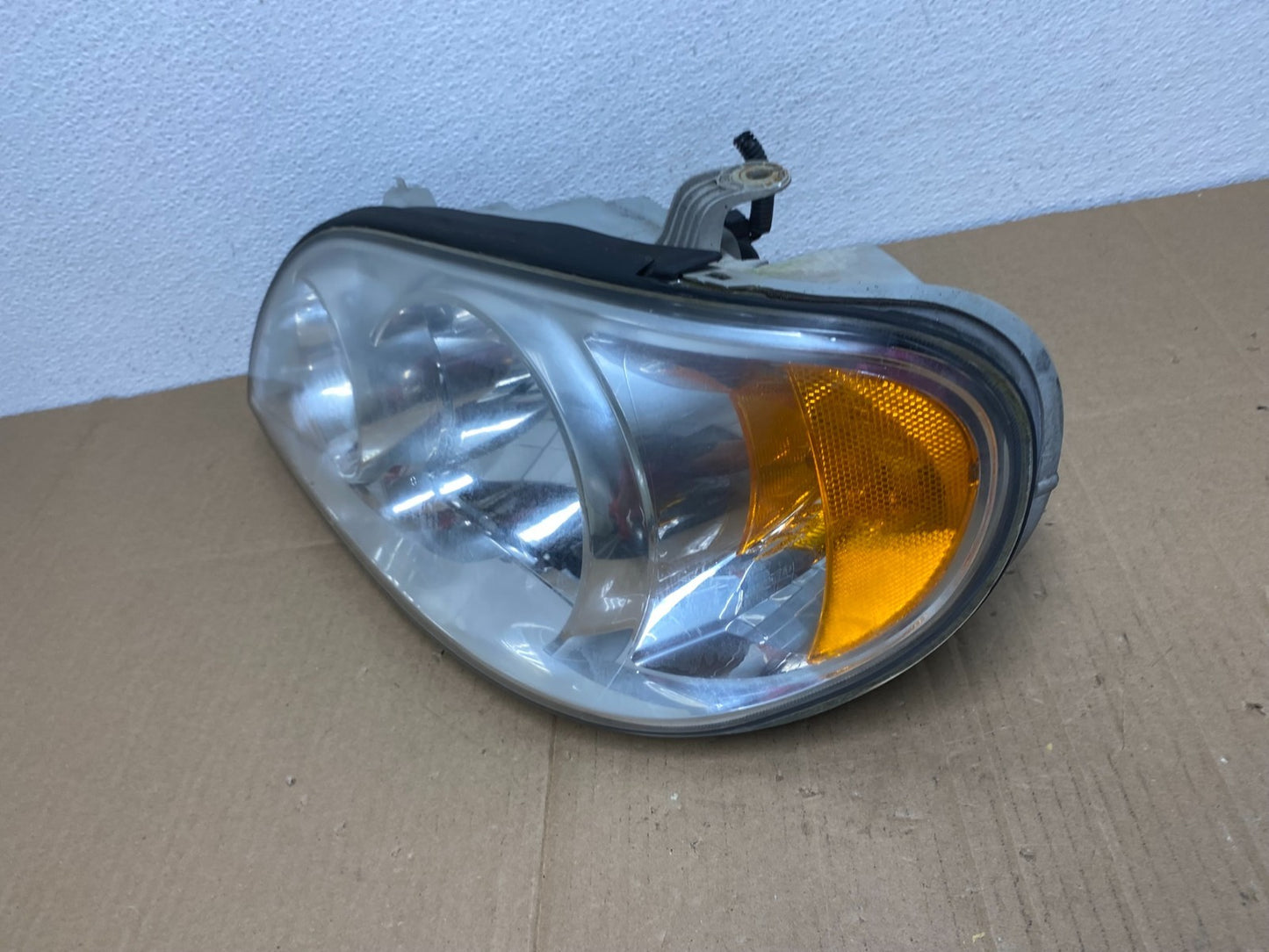 2002 to 2005 Kia Sedona Left Driver LH Side Headlight AB8109 DW1