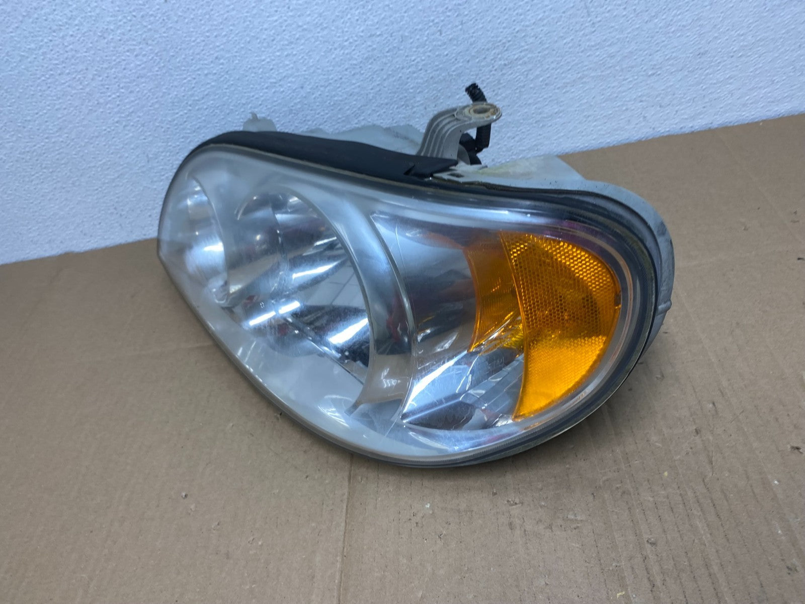 2002 to 2005 Kia Sedona Left Driver LH Side Headlight AB8109 DW1