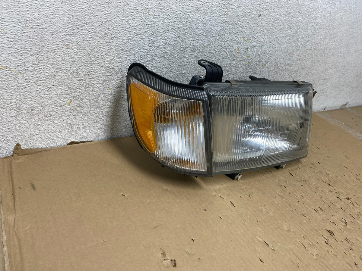 1999 - 2000 Subaru Forester Right Passenger Side Headlight Halogen AH2831 DW1