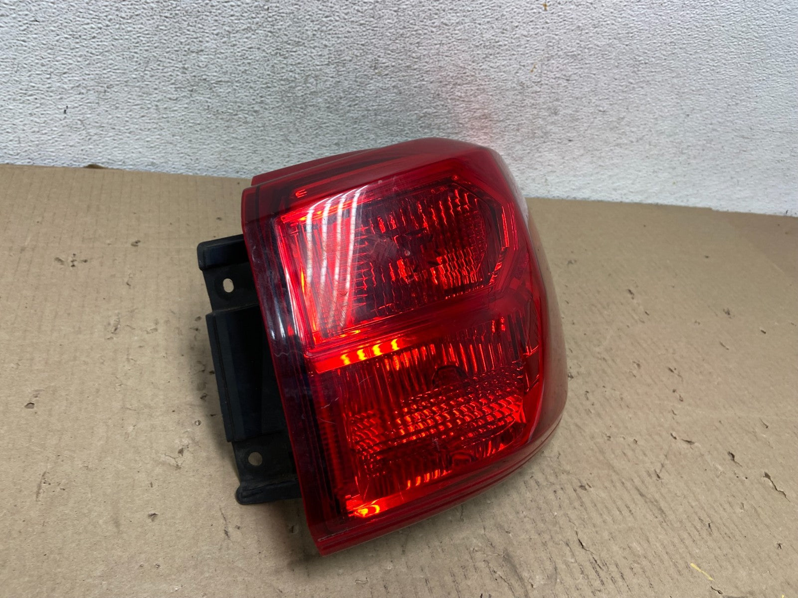 2017 - 2020 Nissan Pathfinder Right Passenger Tail light AG5962 DW2