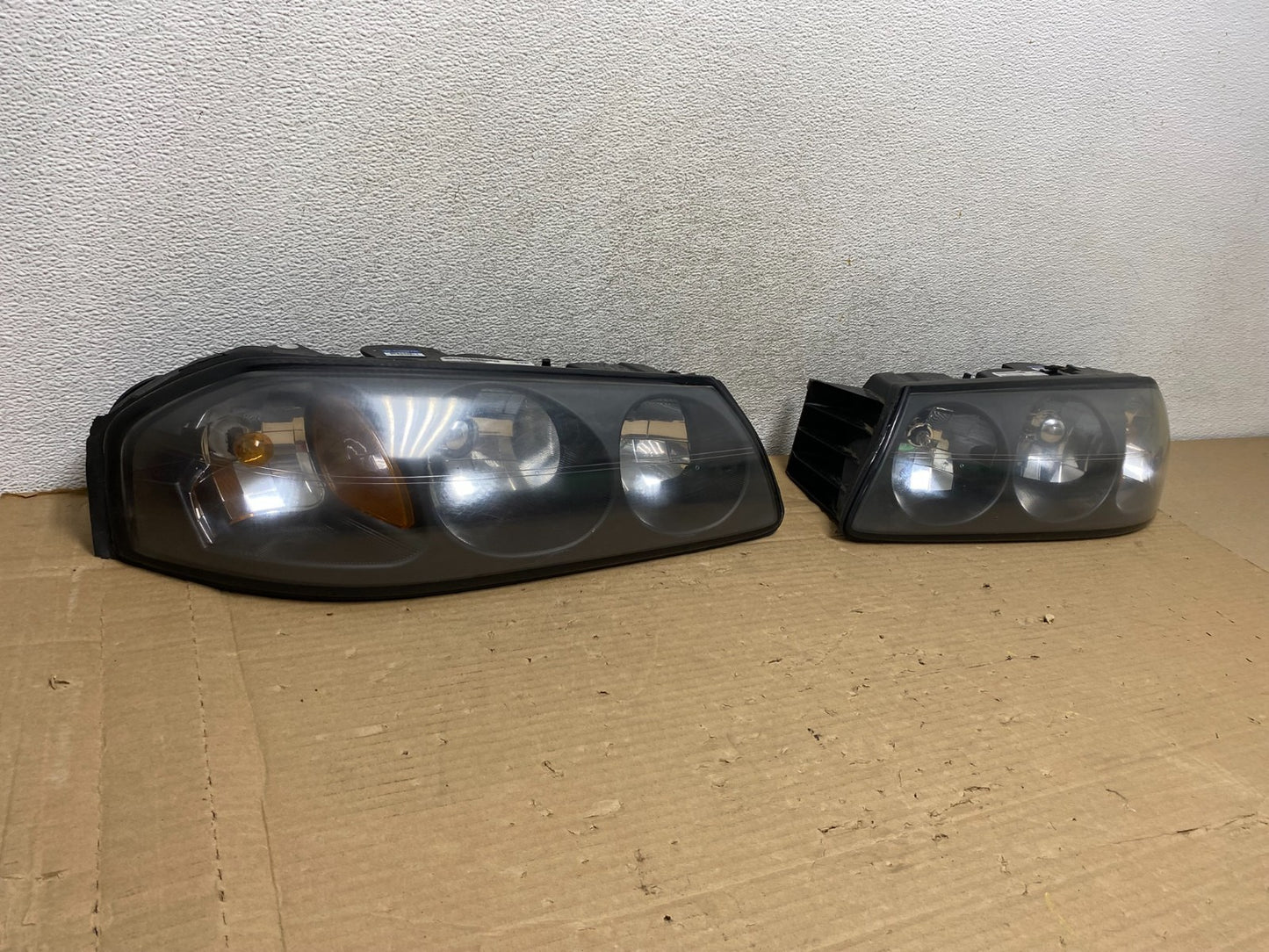 2000 to 2005 Chevrolet Impala Left+Right Set Headlights Halogen AG8210 DW1