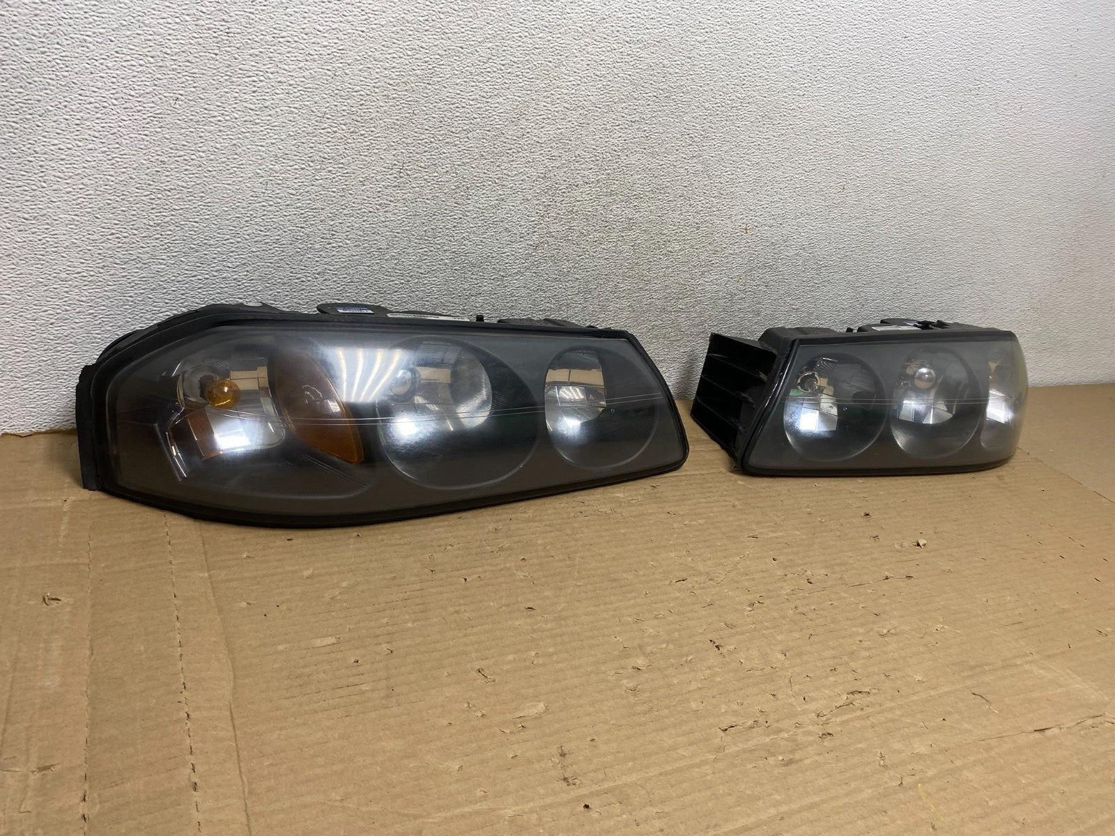 2000 to 2005 Chevrolet Impala Left+Right Set Headlights Halogen AG8210 DW1