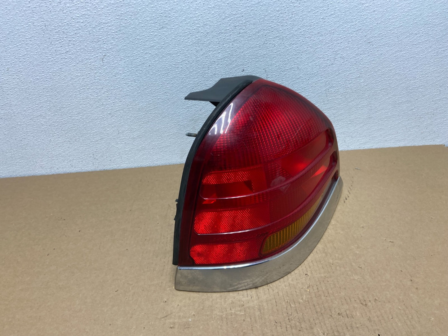 1998-2003 Ford Crown Victoria Left Driver Lh Side Tail Light Oem AC1122 DW2
