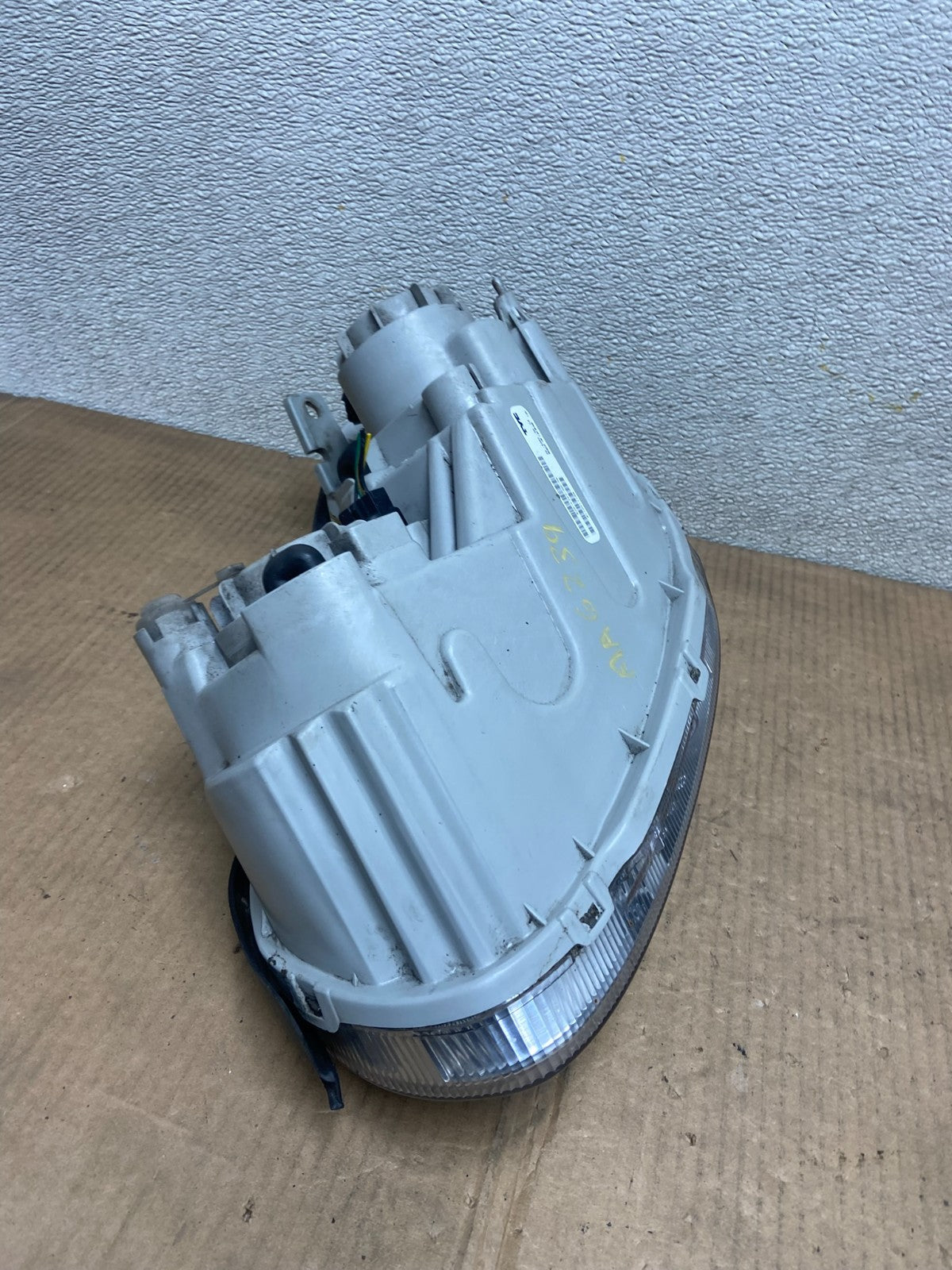 2002-2005 Hyundai Sonata Right Passenger Headlight Halogen TYC AA6239 DW7
