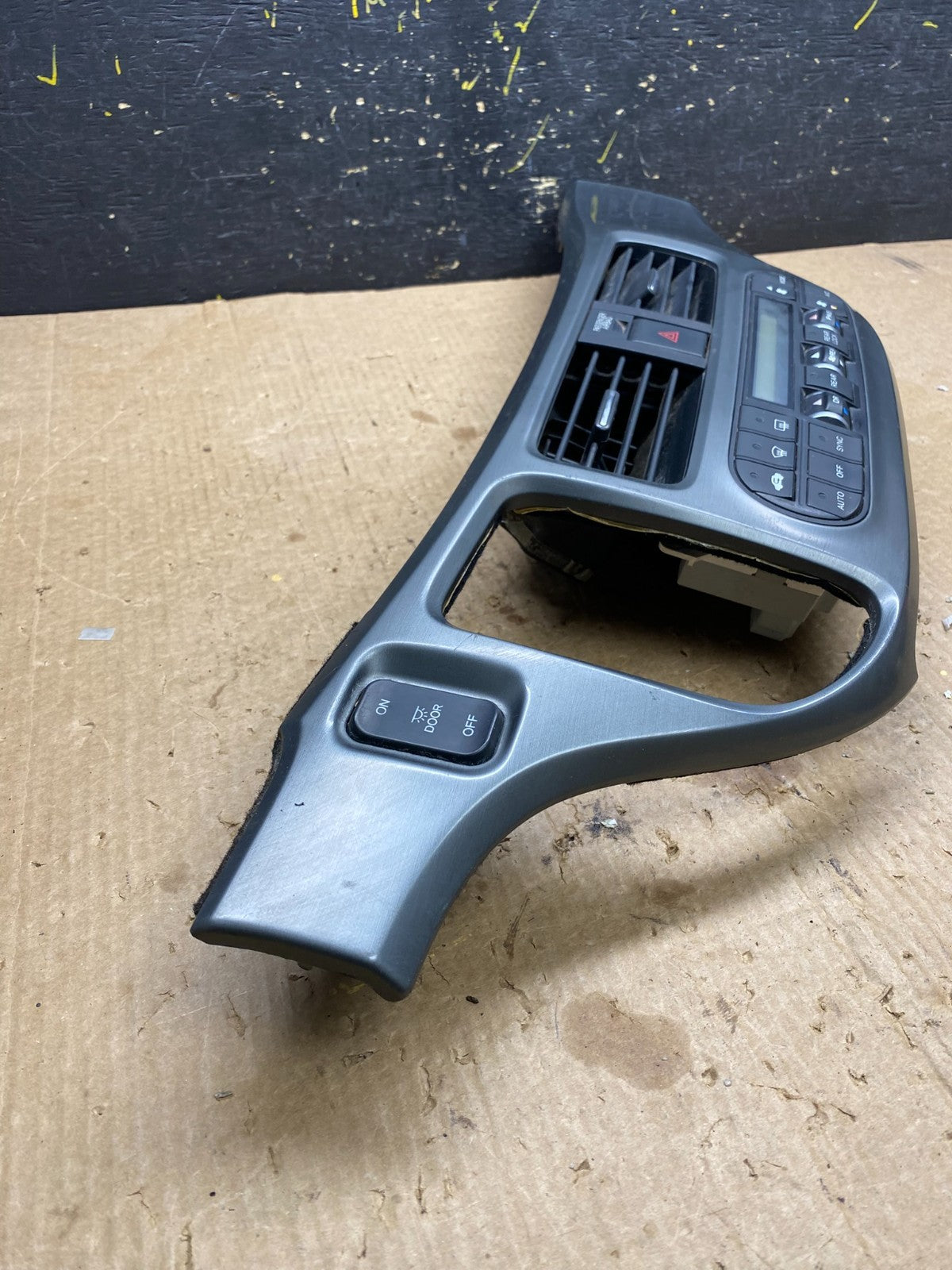 2005 to 2010 Honda Odyssey  Radio Climate Control Dash Trim Bezel Z4456 DG1