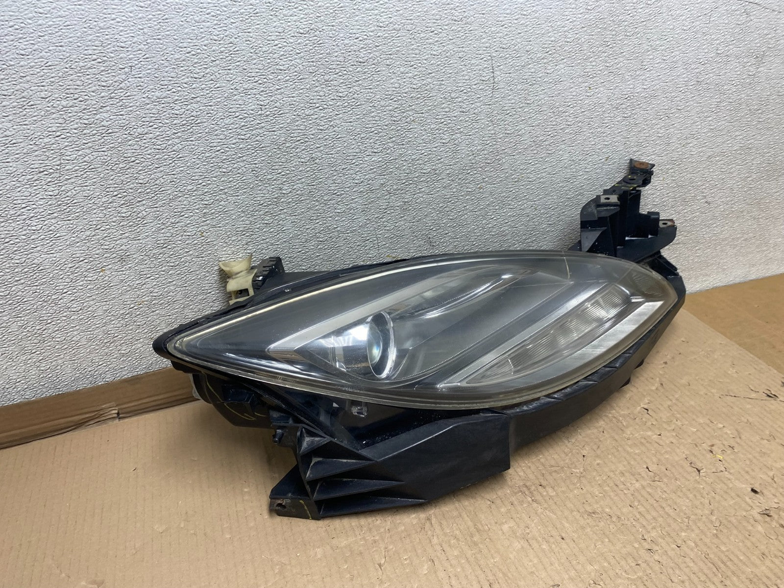 2009 - 2010 Mazda 6 Right Passenger Side Xenon Headlight U2723 DW2