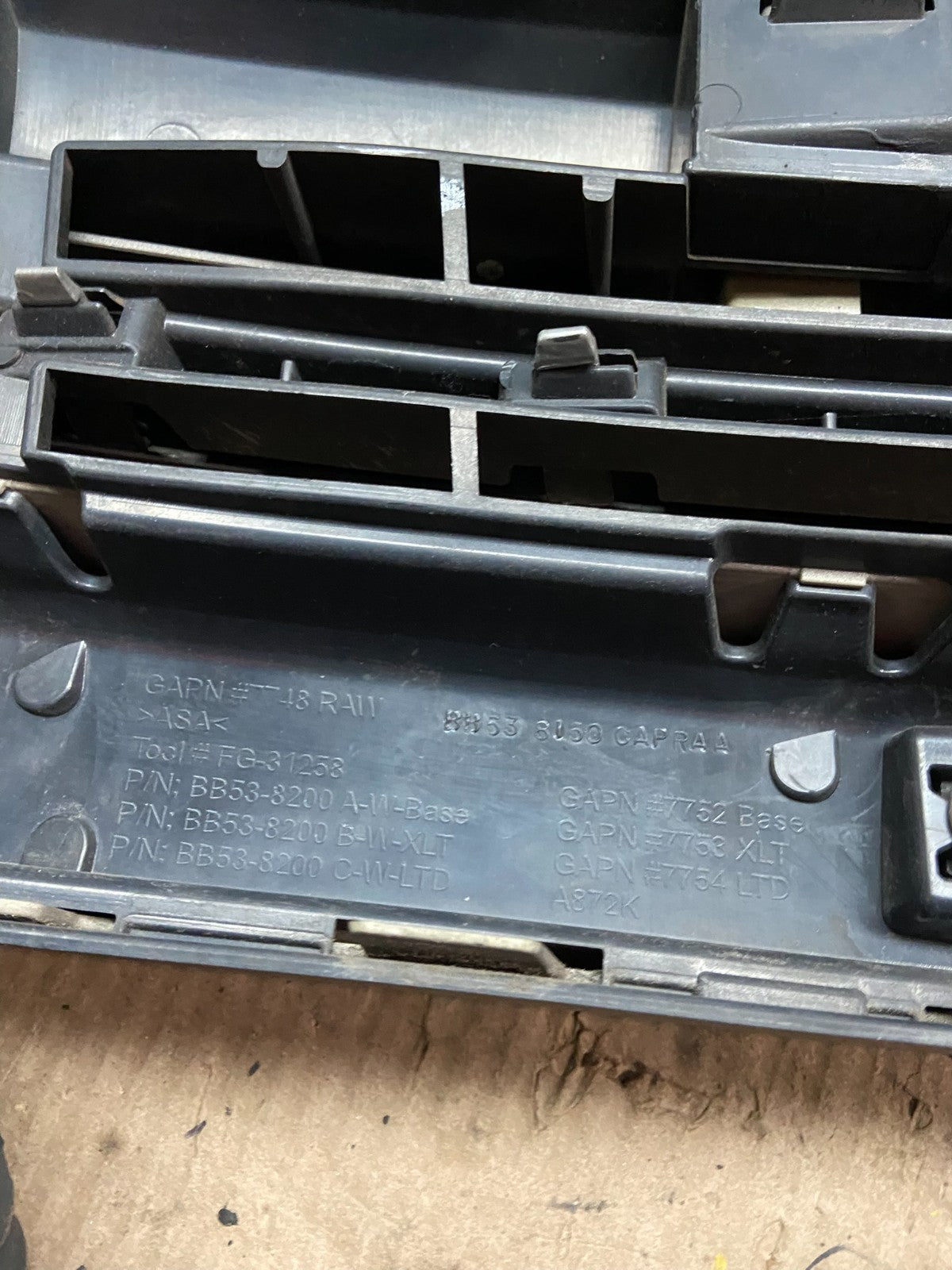 2011 to 2015 Ford Explorer Upper Front Grill Grille Oem W5732 DG14