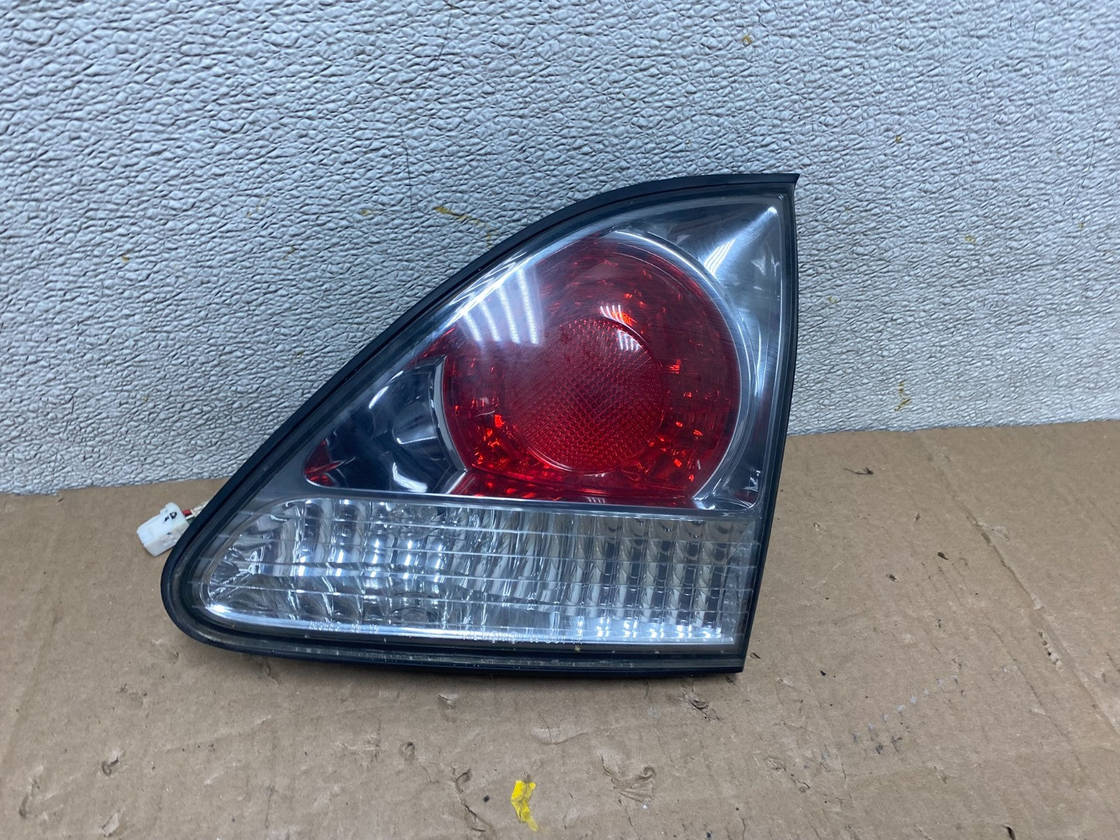 2000-2003 Lexus RX300 Right Passenger Side Rear Inner Tail Light T5742 DW0