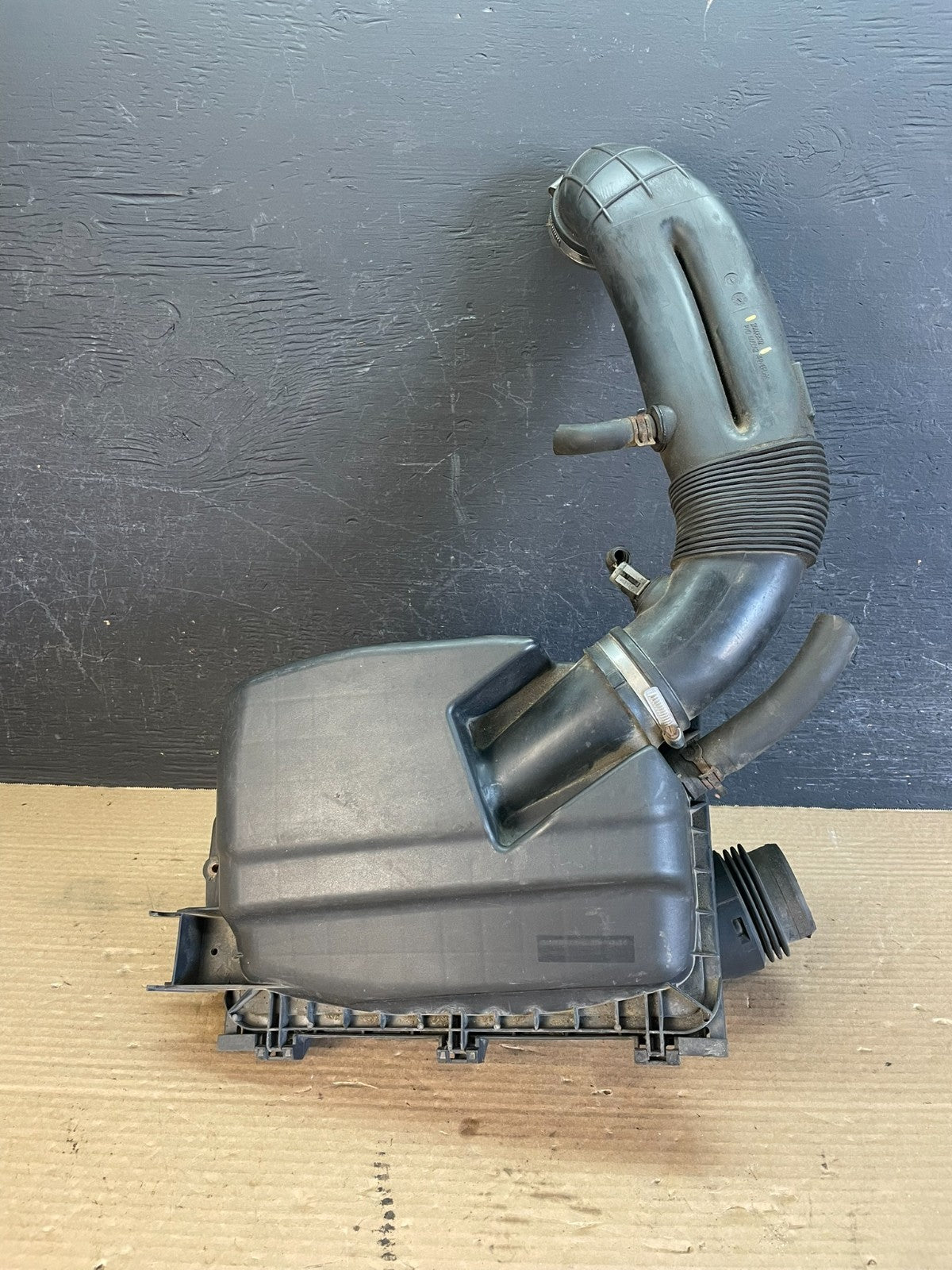 2000 to 2004 Saturn L100 L200 Air Filter Housing Cleaner Box Cover A34900