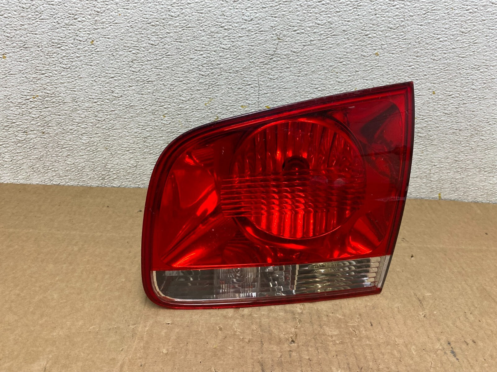 2004-2007 Volkswagen Touareg Right Passenger Rh Side Inner Tail Light Oem O73780