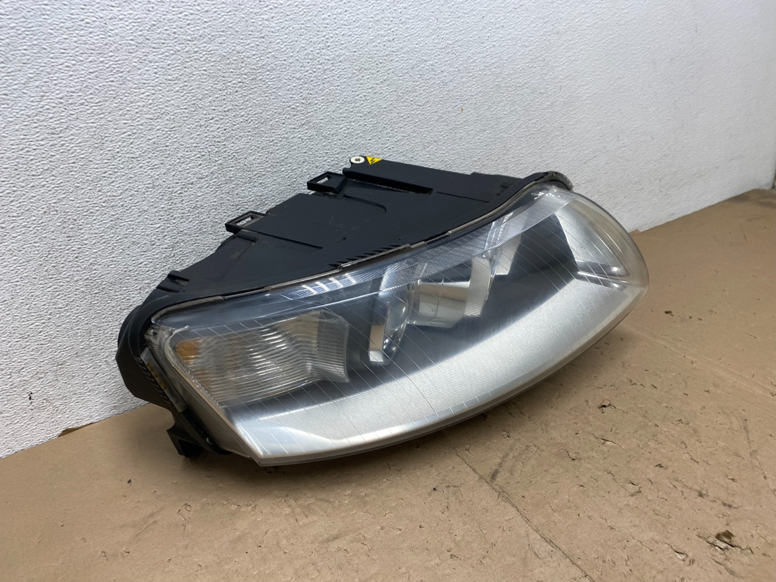 2005 to 2008 Audi A6 Right Passenger Side Headlight Xenon HID AG5679 DW2