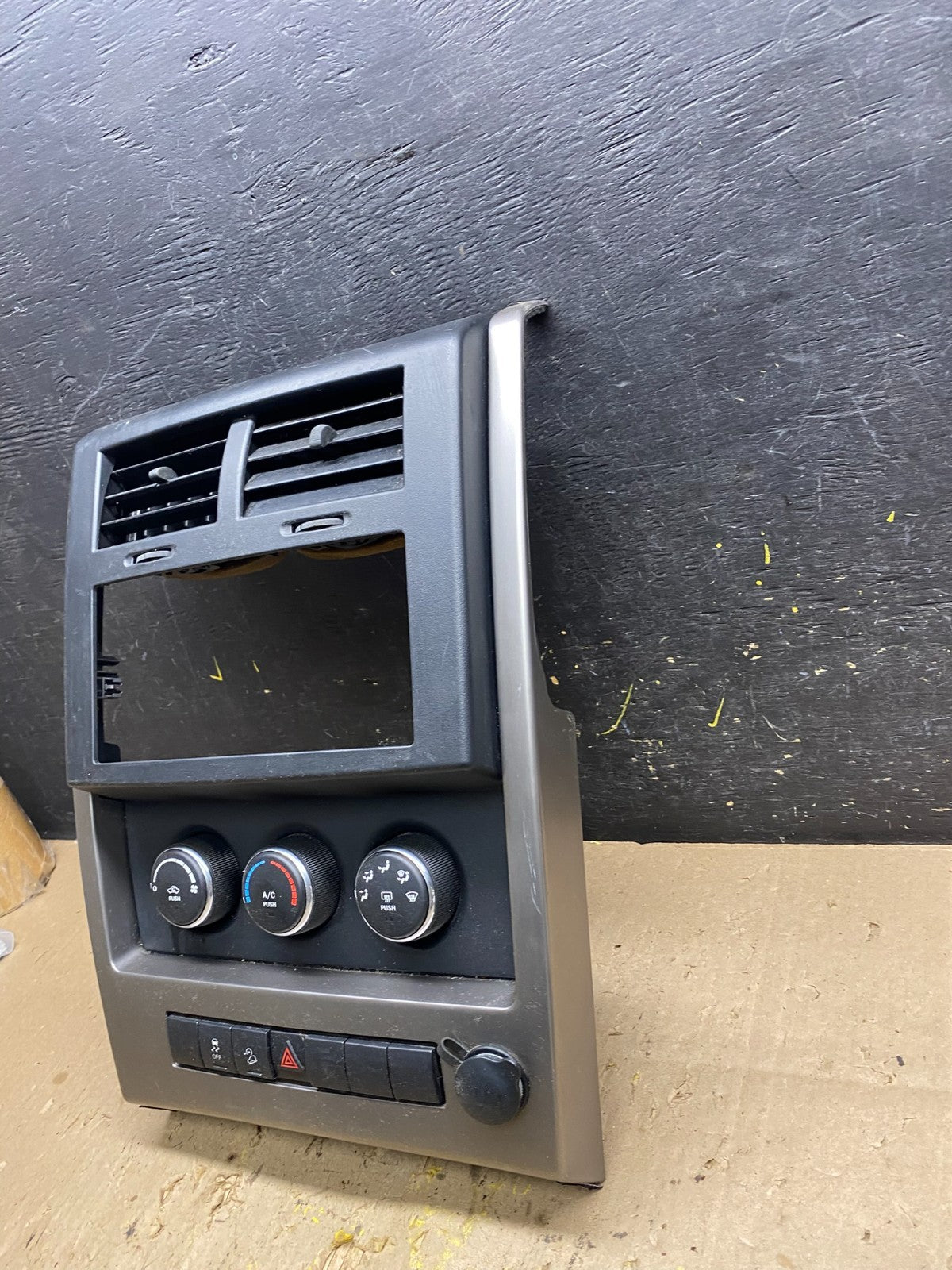 2008 to 2012 Jeep Liberty Dash Climate Temperature Control Radio Bezel u5782 DG1