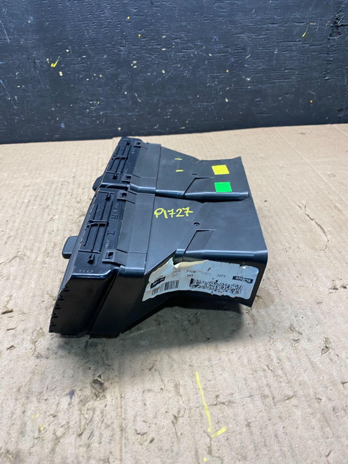 2007 to 2010 Saturn Outlook Dashborad Center Air Vent OEM p1727 DG2