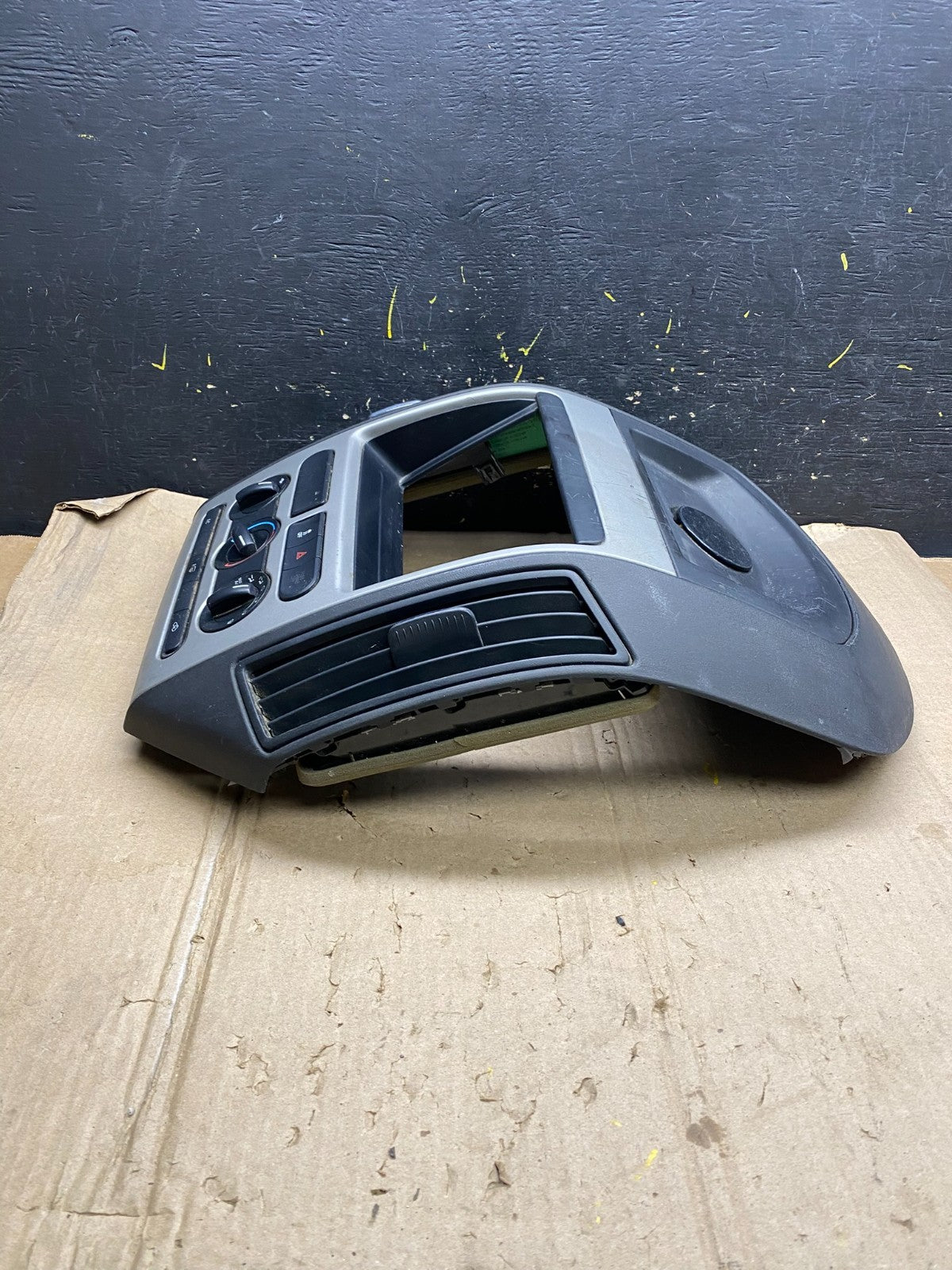 2007 - 2010 Ford Edge Heater Climate Control Radio Control Dash Bezel X5837 DG4