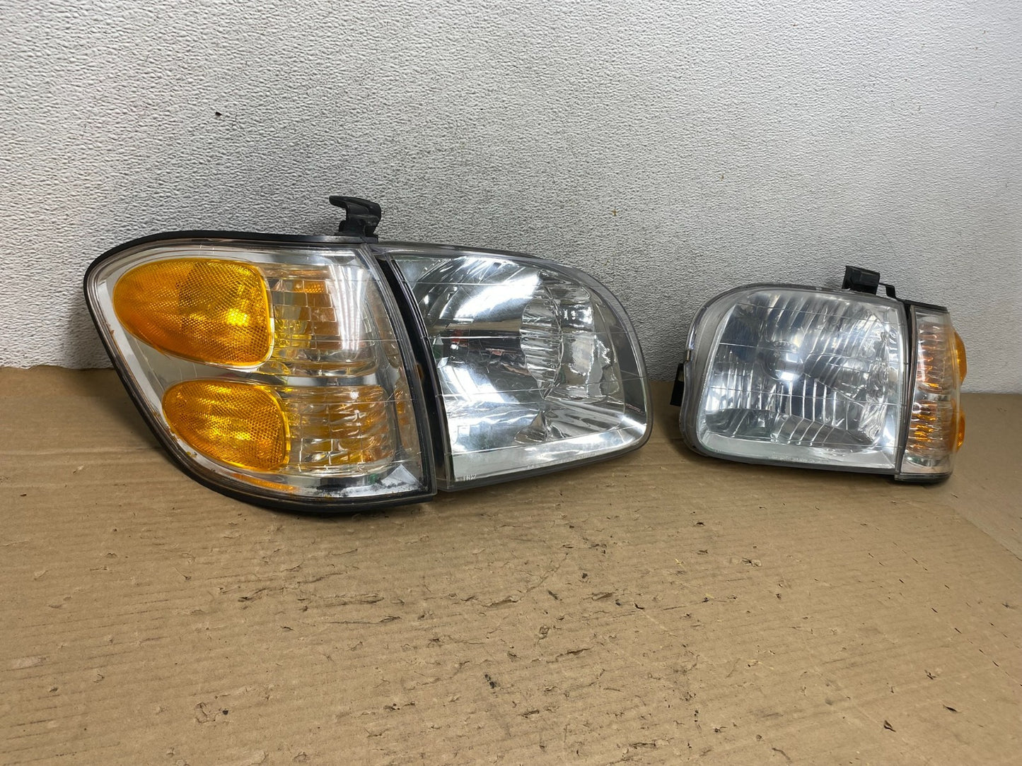 2001-2004 Toyota Sequoia Left+Right Side Halogen Headlights DEPO AG8323 DW1