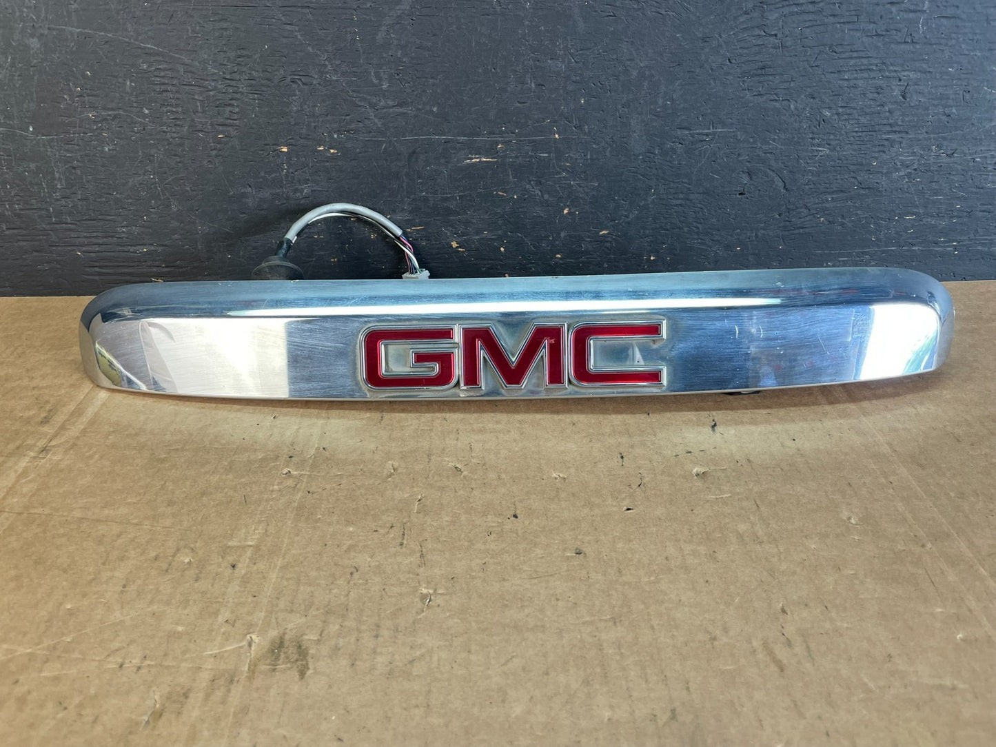 2007-2012 GMC Acadia Chrome Tailgate Rear Finish Molding Back W/Camera AE8414 DW0
