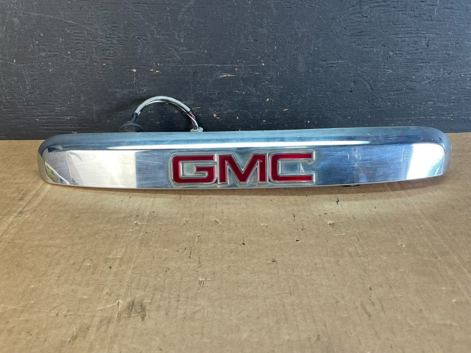 2007-2012 GMC Acadia Chrome Tailgate Rear Finish Molding Back W/Camera AE8414 DW0