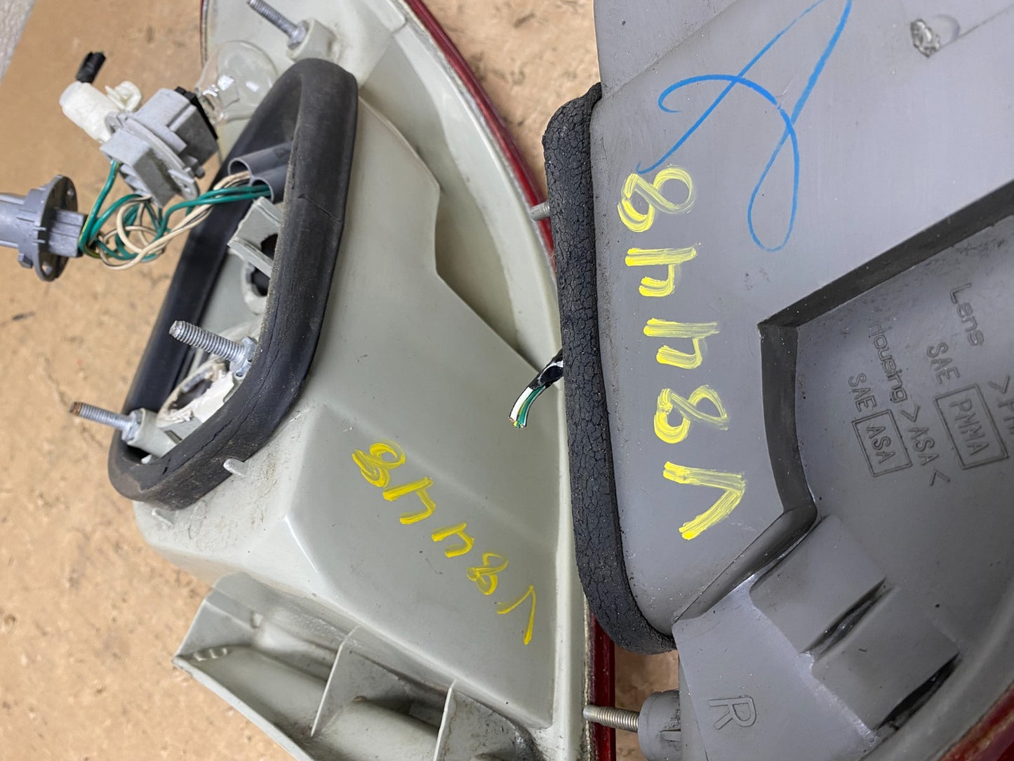 1998 1999 2000 Toyota Corolla Left+Right Side Tail Lights V8448 DW7