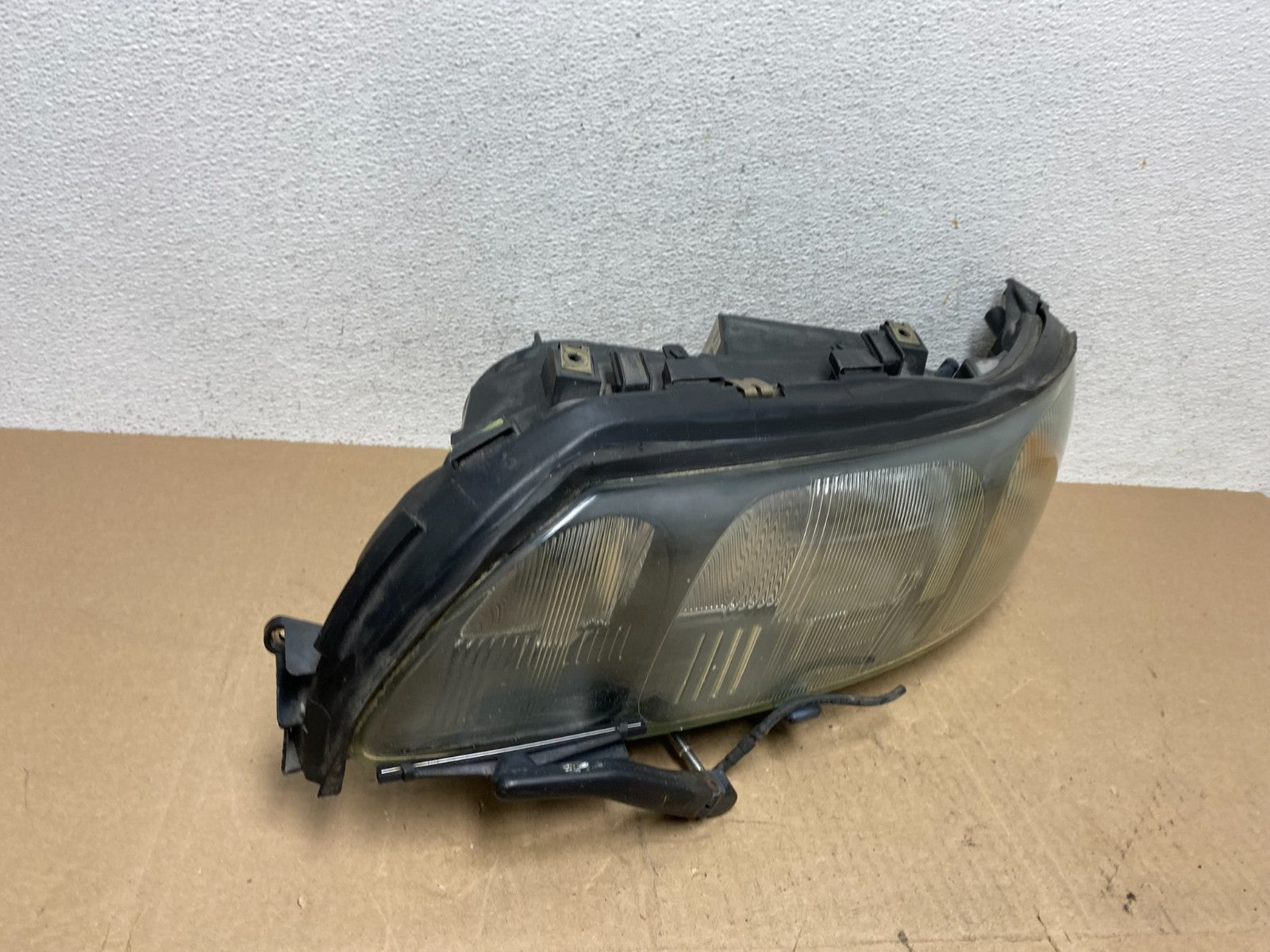 2001 to 2004 Volvo S60 Left Driver LH Headlight Halogen AE6702 DW2