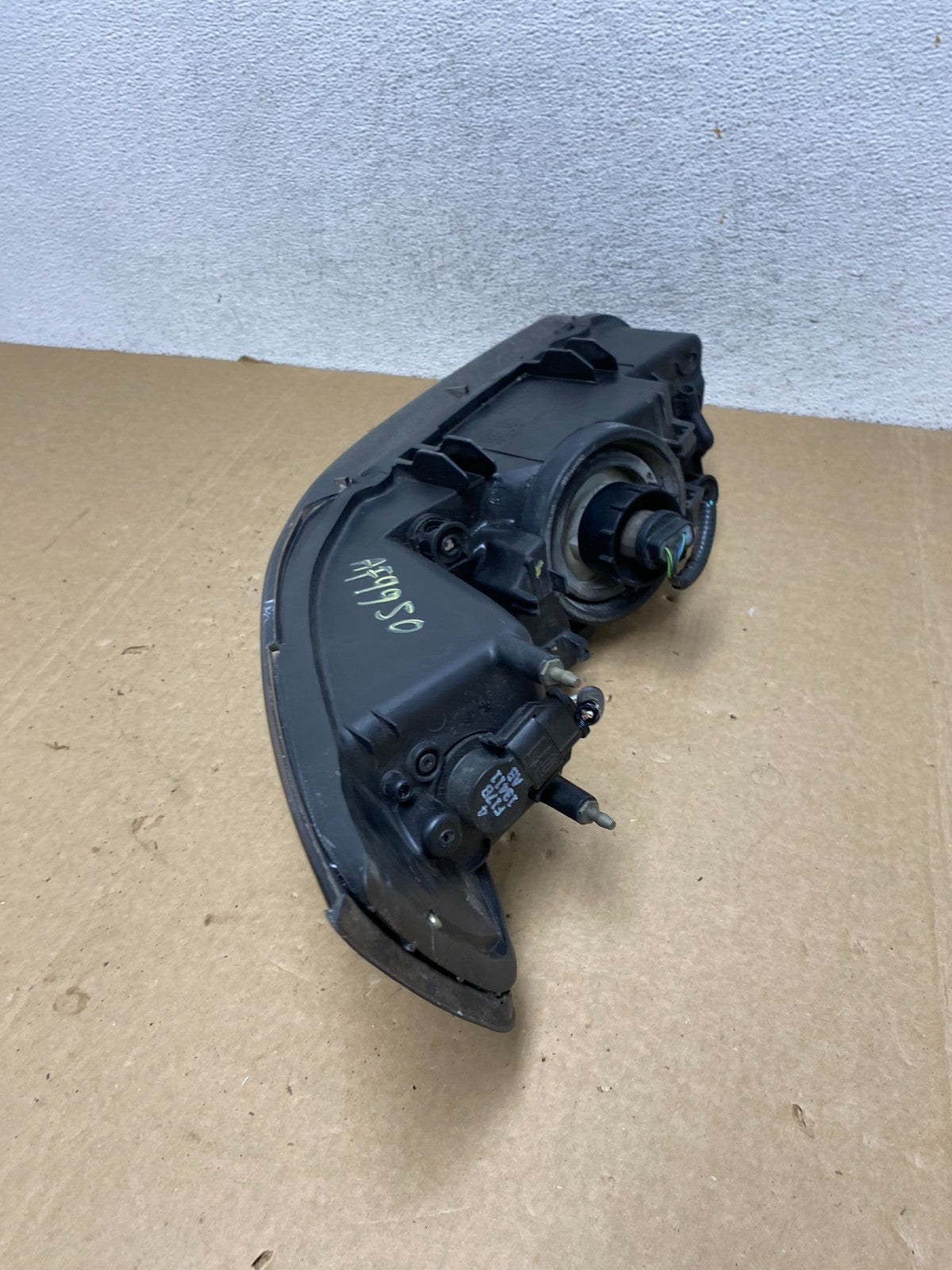 1999 to 2004 Ford Mustang Right Passenger RH Side Headlight AF9950 DW7