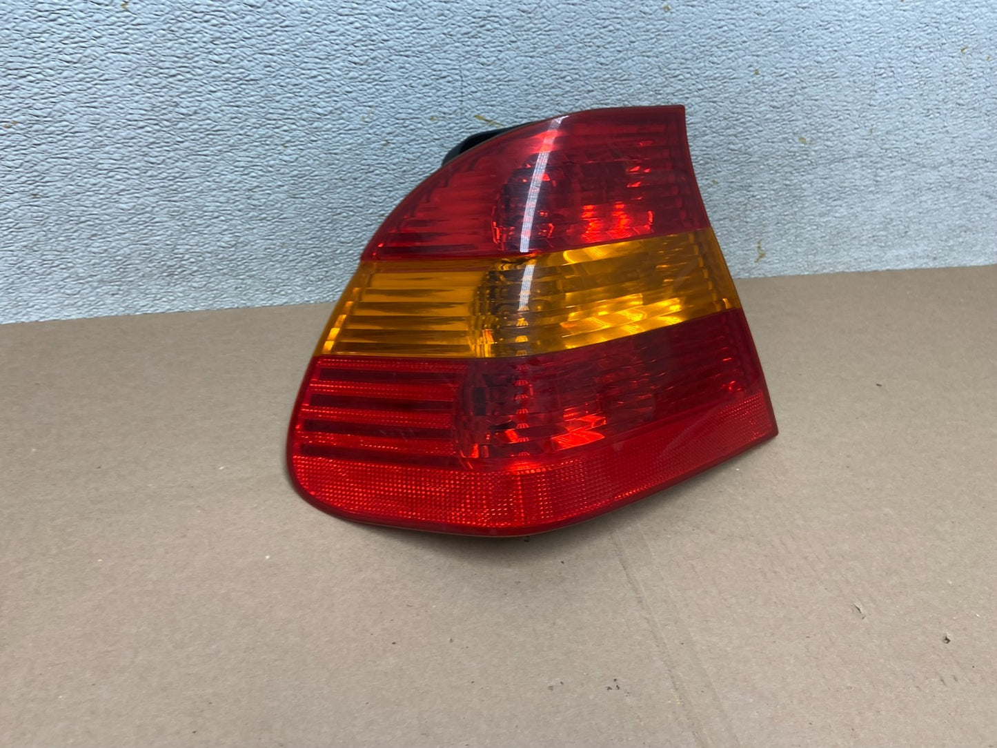 2002 -  2005 BMW 3 E46 Series Left Driver Side Lh Tail Light R4905 DW2